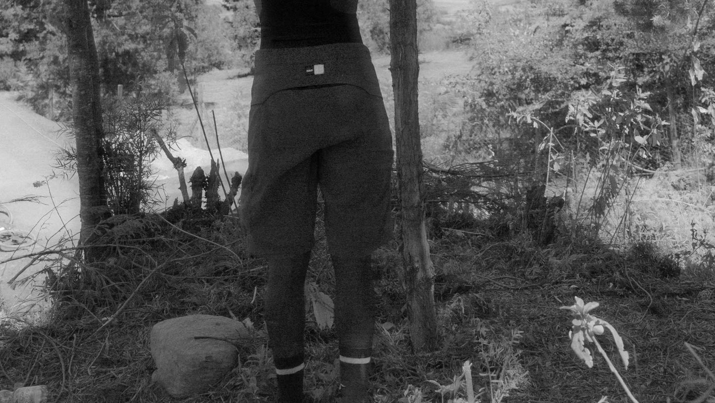 23SSHJA80PE_9_cycling gravel shorts jary black white in action 1