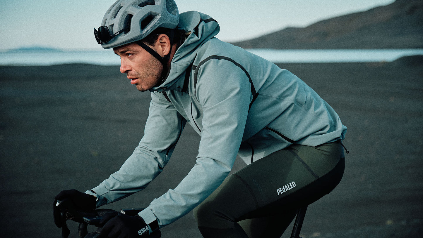 23WSJOD77PE_10_men cycling waterproof hooded jacket odyssey azure adventure pedaled