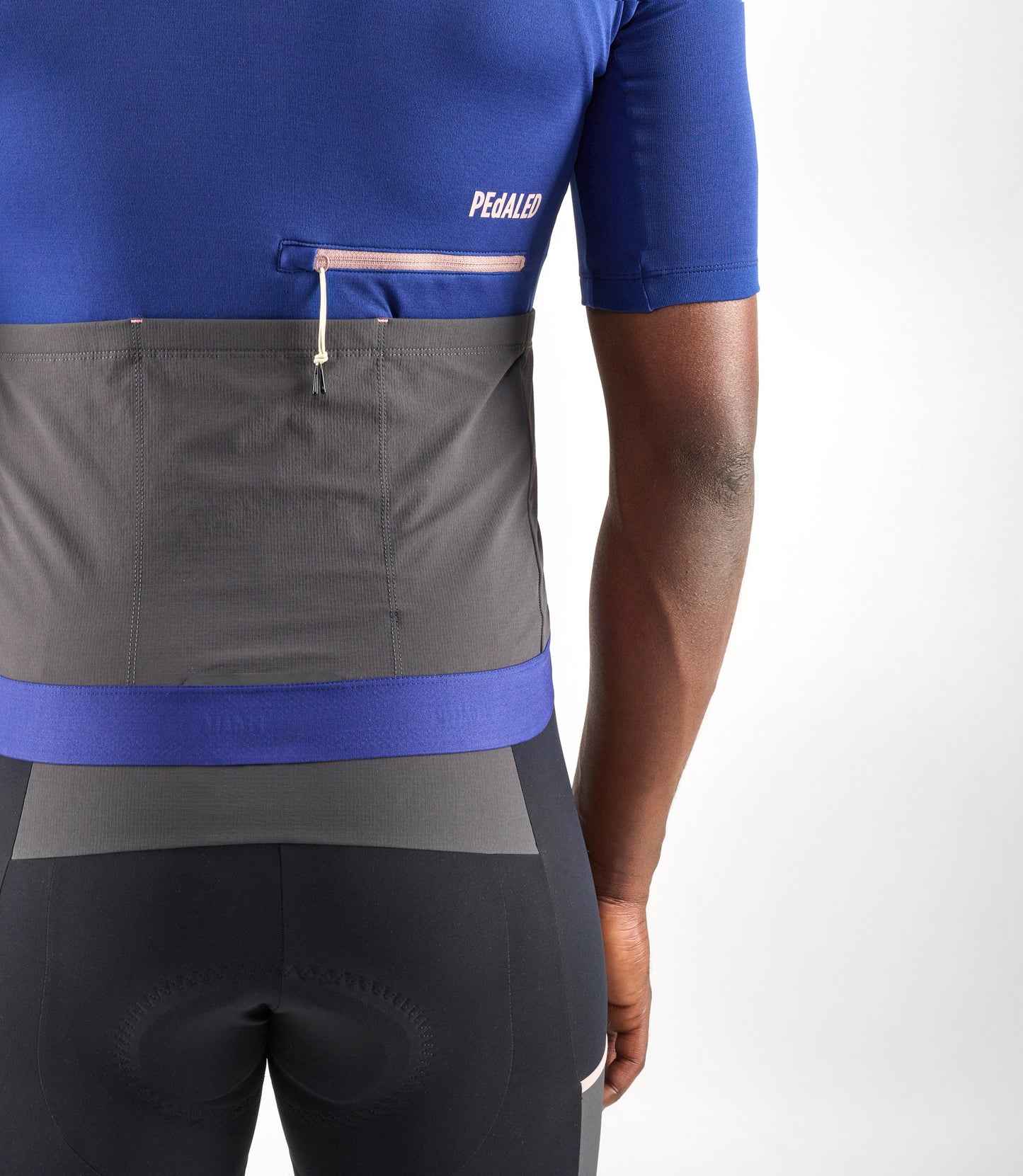 24SMJOD07PE_8_cycling cargo jersey men blue odyssey back pocket pedaled