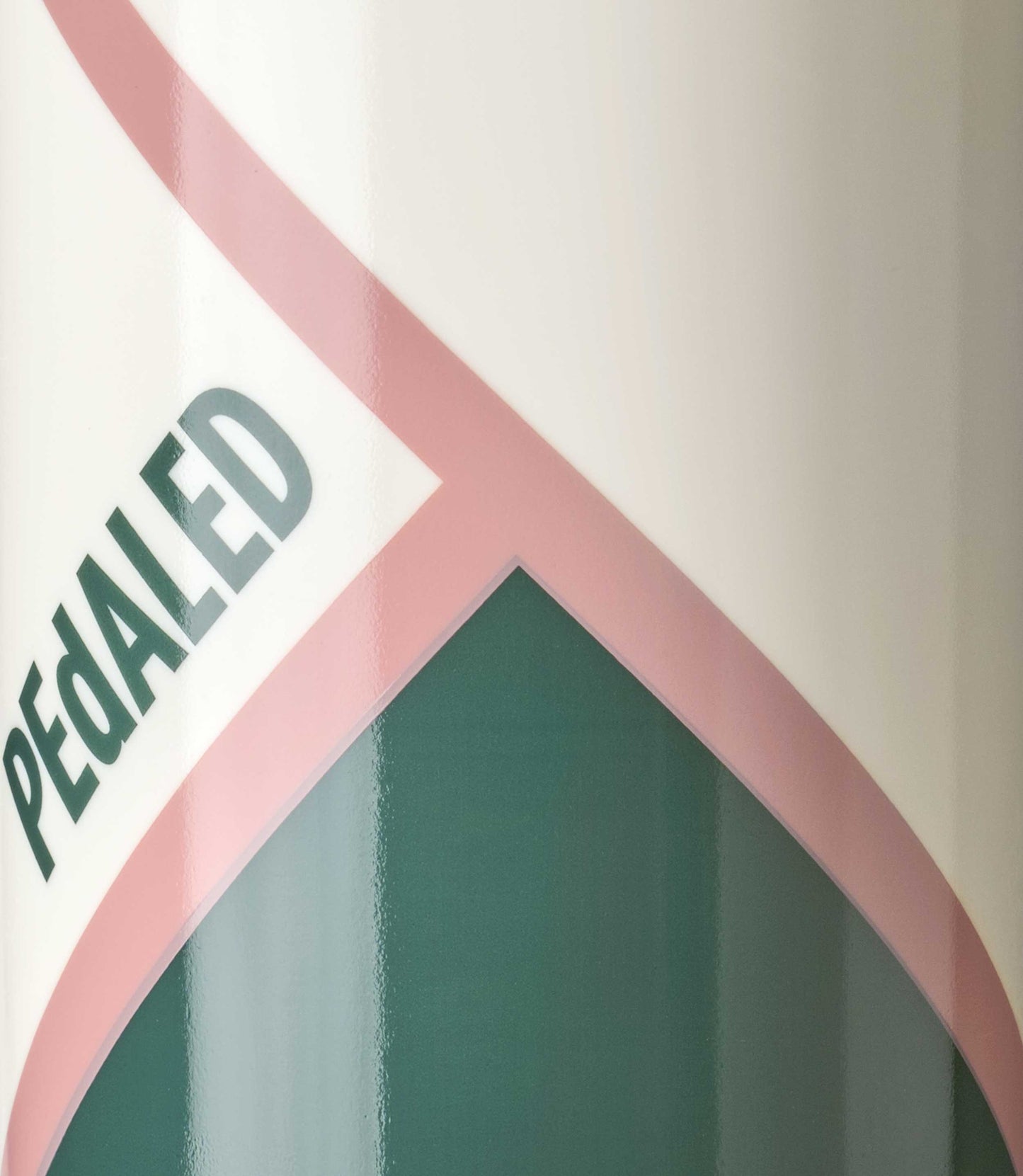 24WWBOD0GPE_2_cycling water bottle off white odyssey 500ml pedaled detail