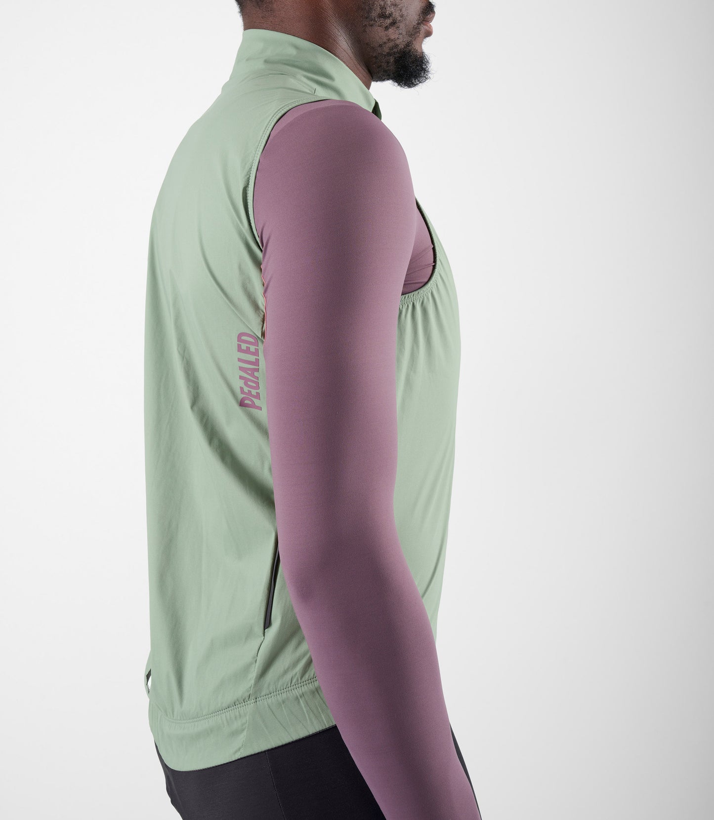 24WWVEL11PE_8_men cycling waterproof vest green element side pedaled