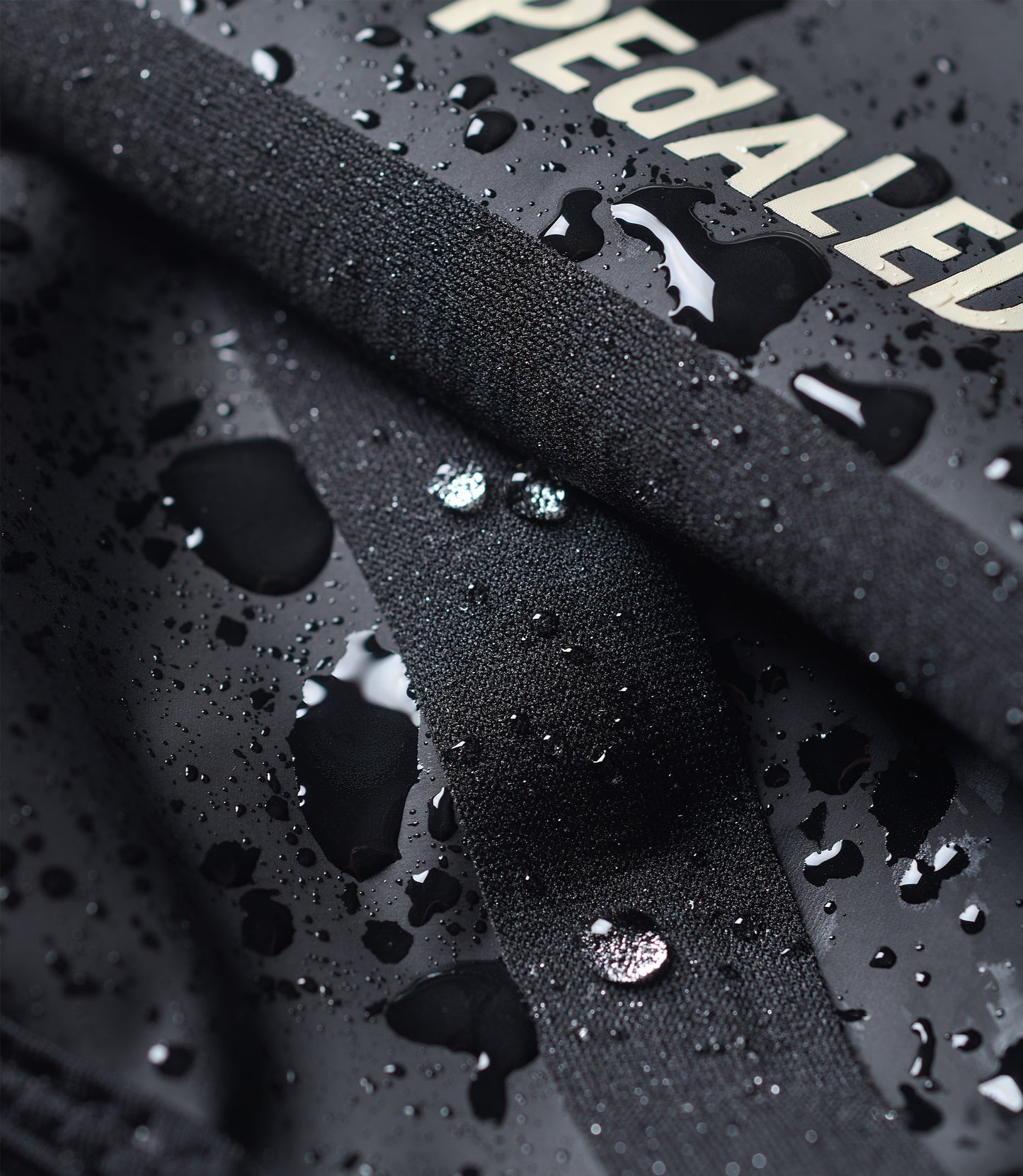 25WOSOD00PE_4_cycling overshoes waterproof black odyssey 2024 detail water 4 pedaled