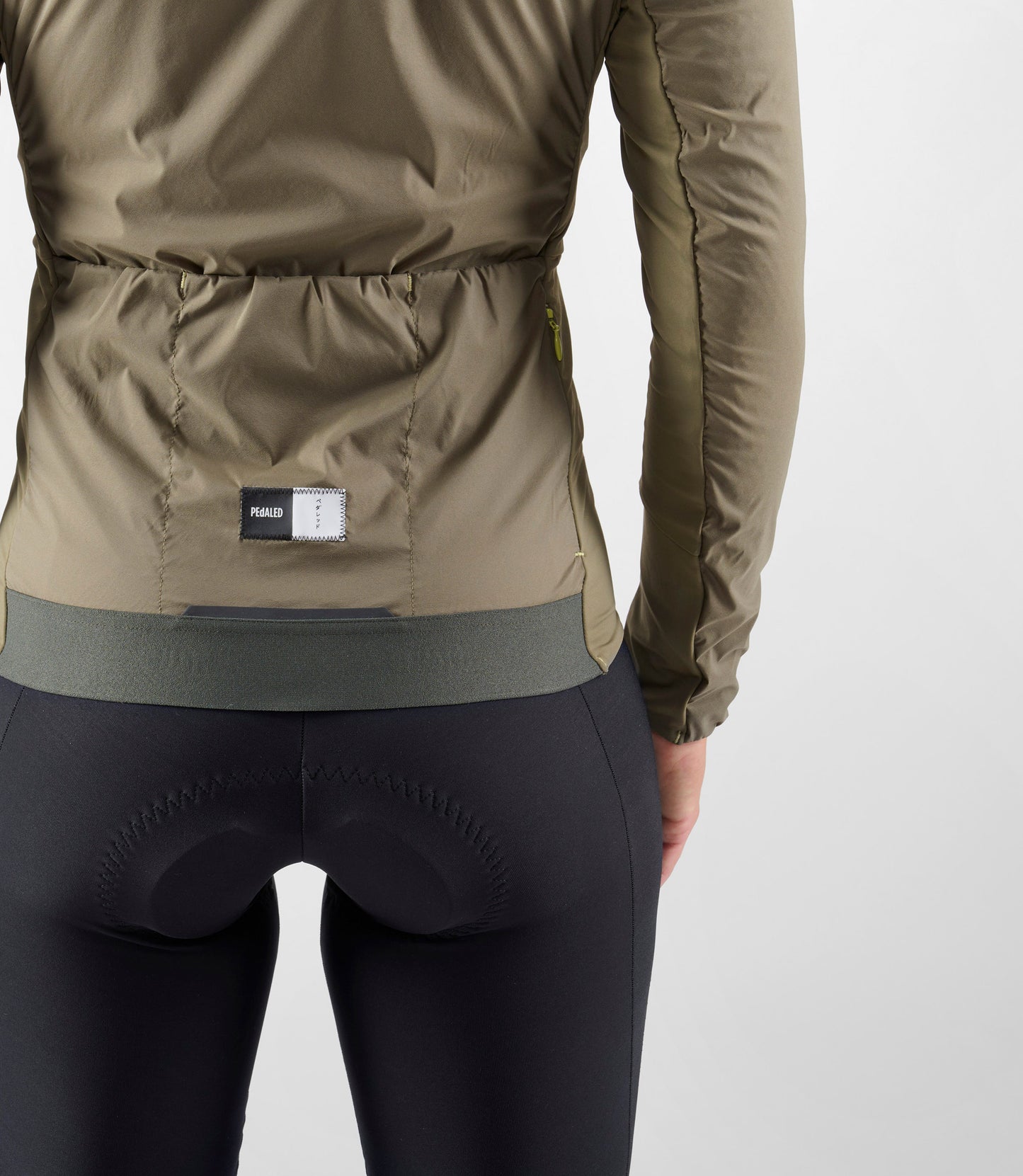 W4WAJEL11PE_8_women cycling jacket alpha green element back pocket pedaled