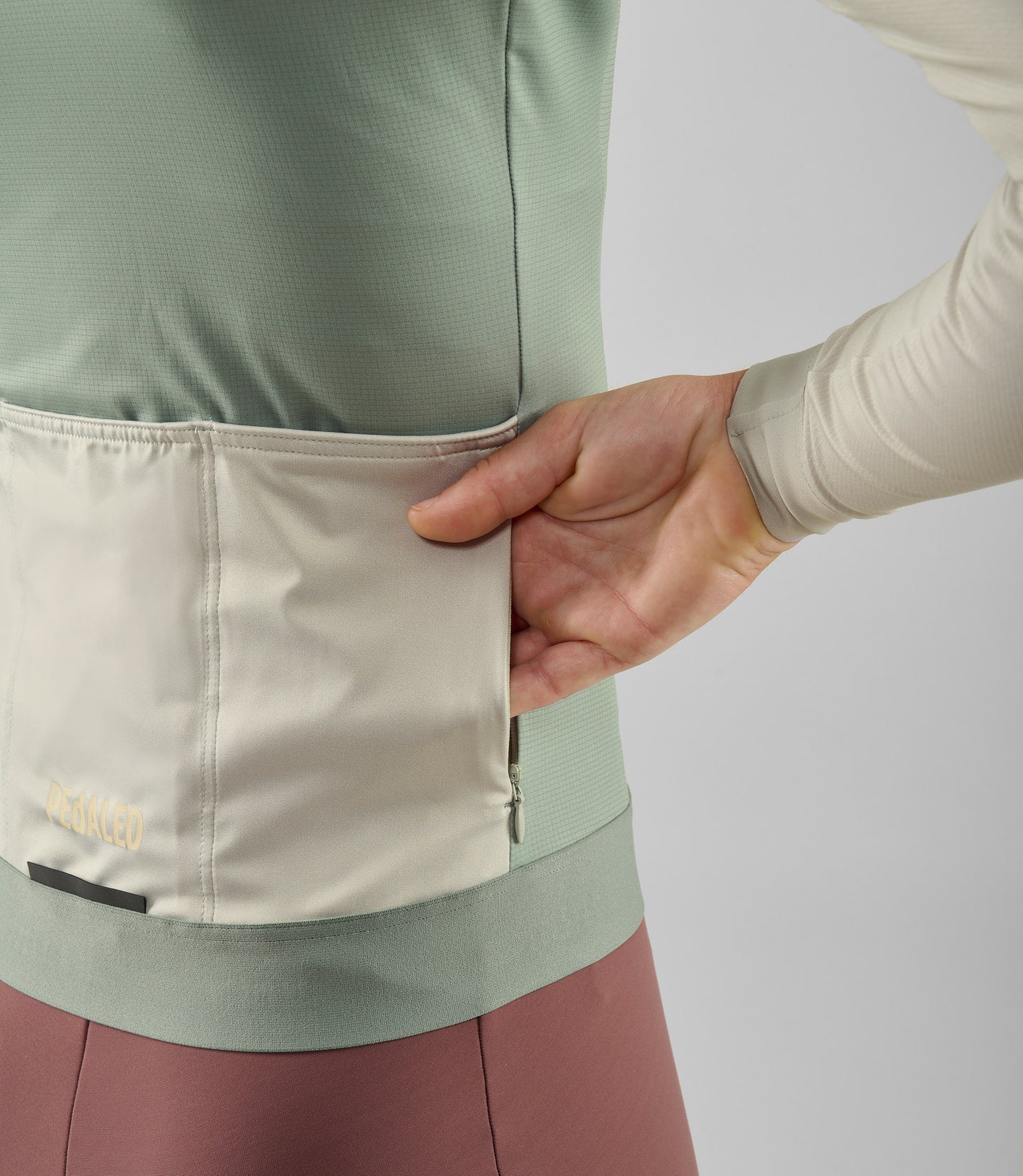 W5WTJEL08PE_8_women cycling training jersey long sleeve light blue element back pocket pedaled