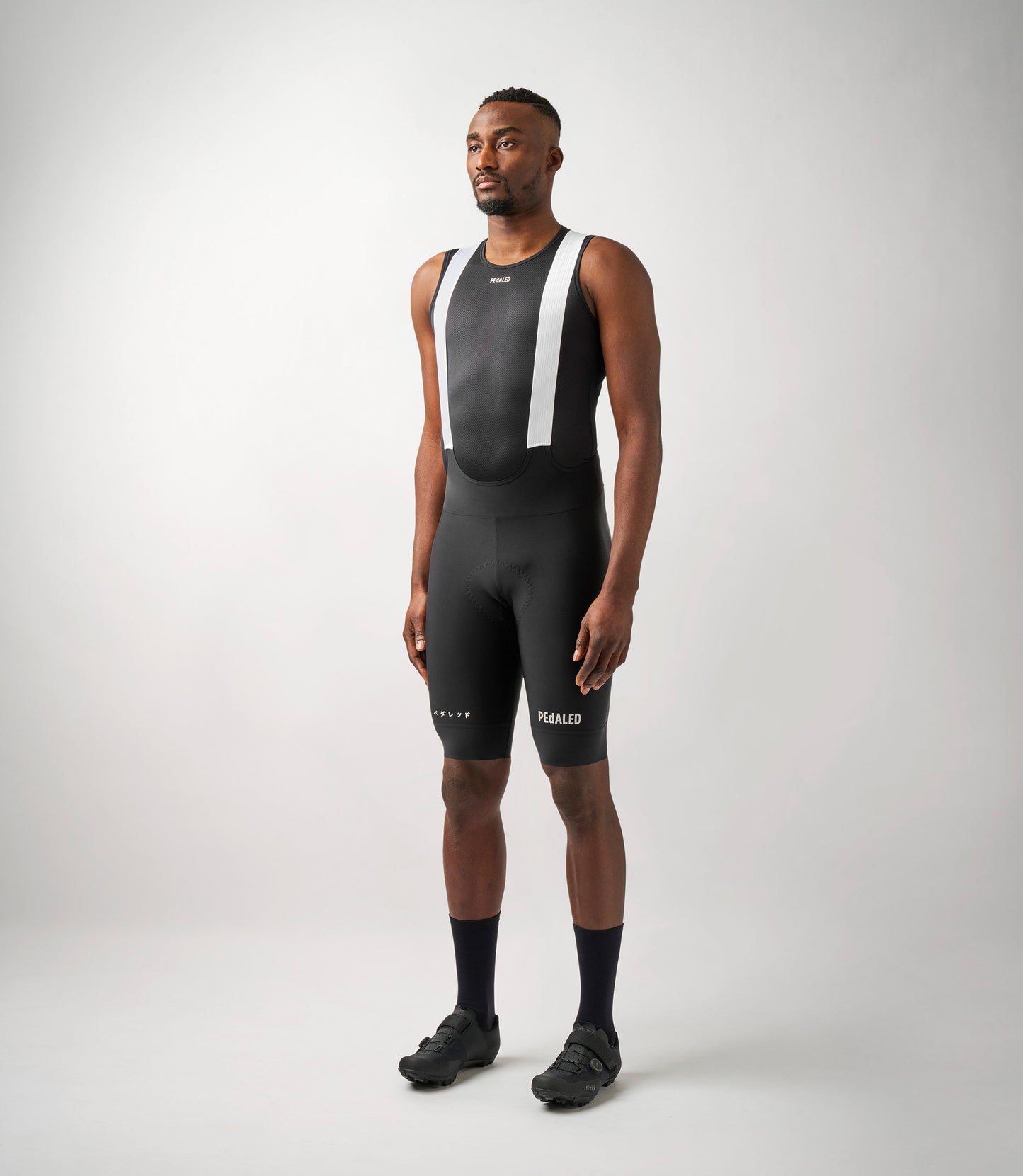23SBBES00PE_3_men cycling bibshorts essential black total body front pedaled