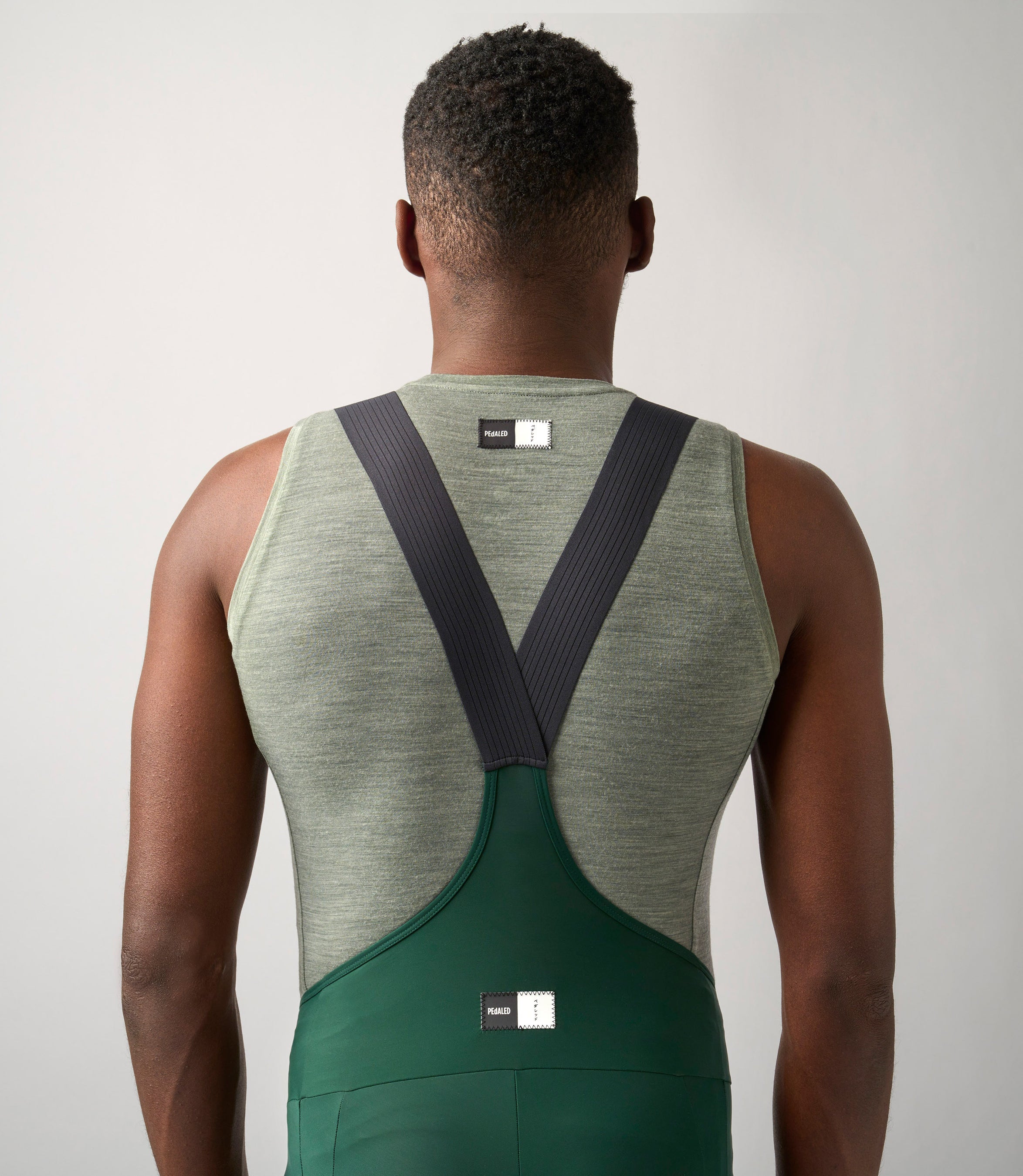 23SBLEM03PE_6_men cycling base layer green essential back logo pedaled