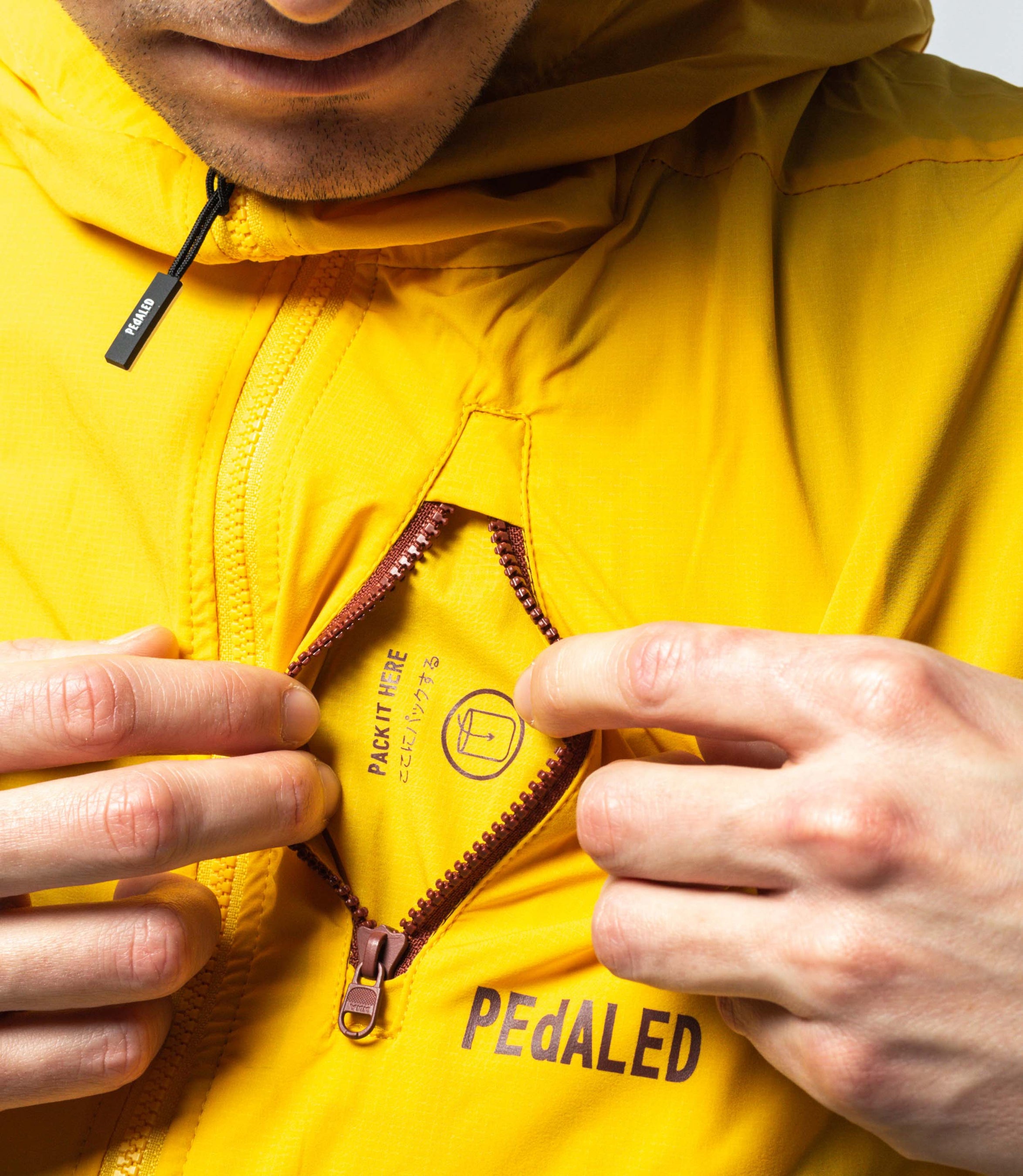 23SJKJA0JPE_7_cycling jacket packable yellow jary front pocket pedaled