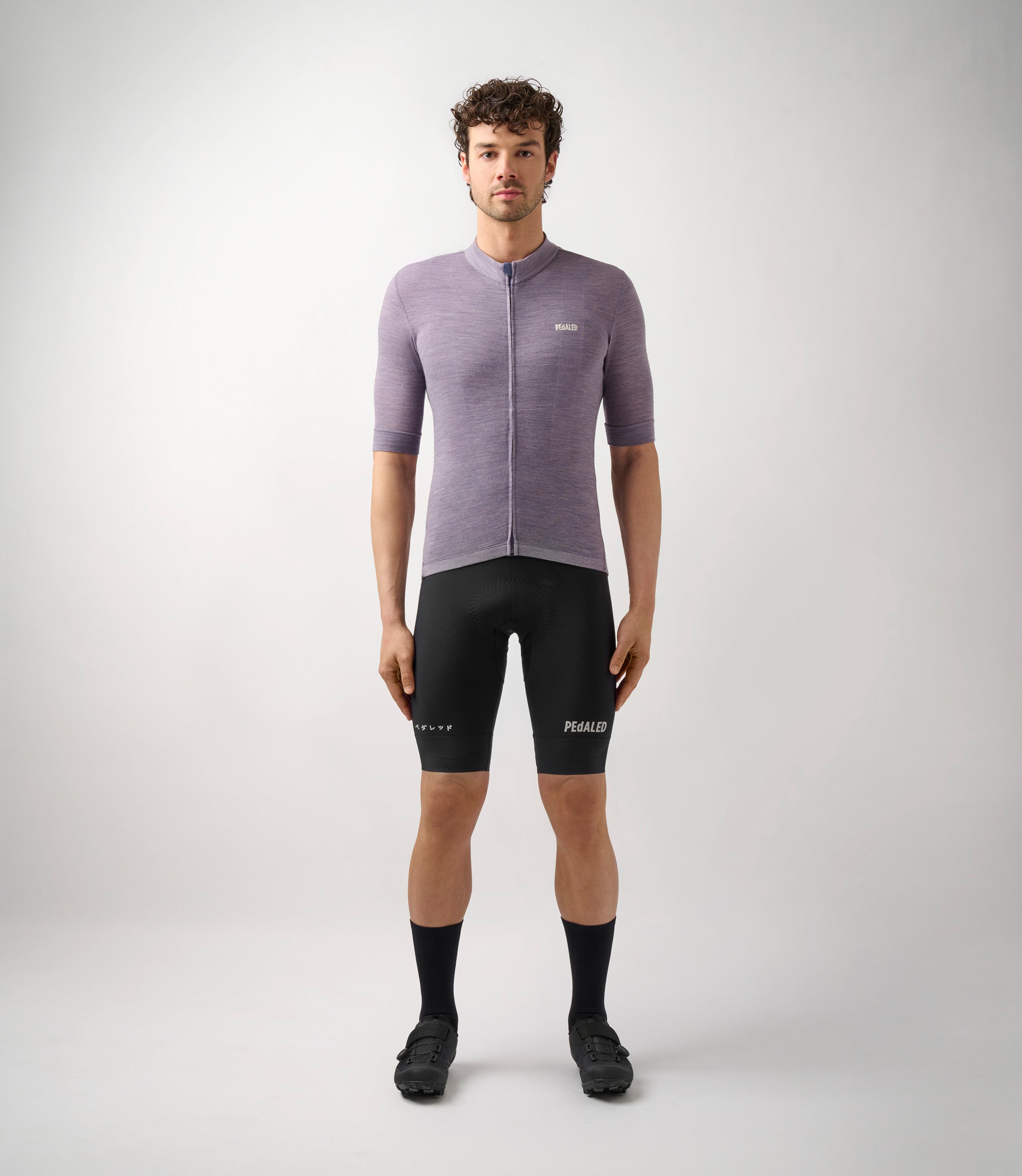 23SJSEM0IPE_3_men cycling merino jersey lilac essential total body front pedaled