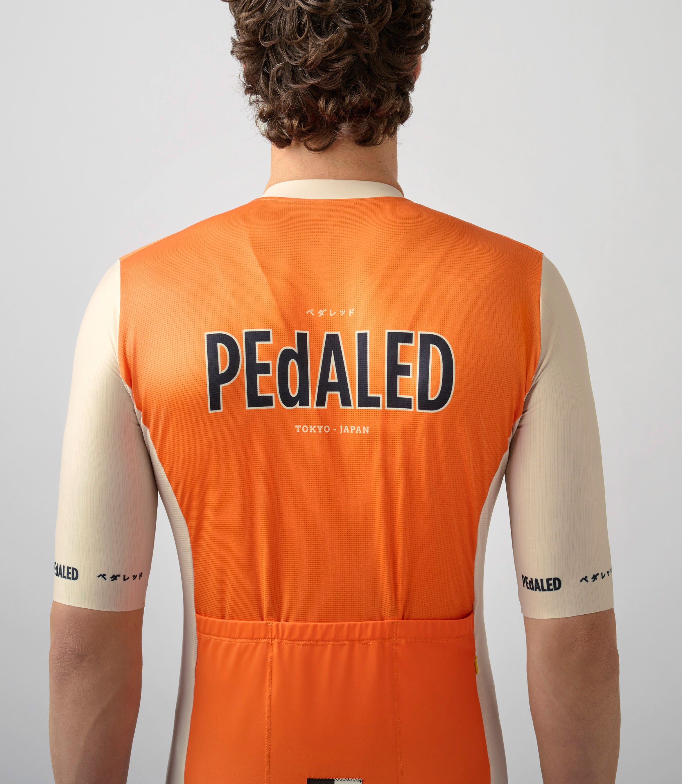 23SJSLO0HPE_6_men cycling jersey orange logo back neck pedaled