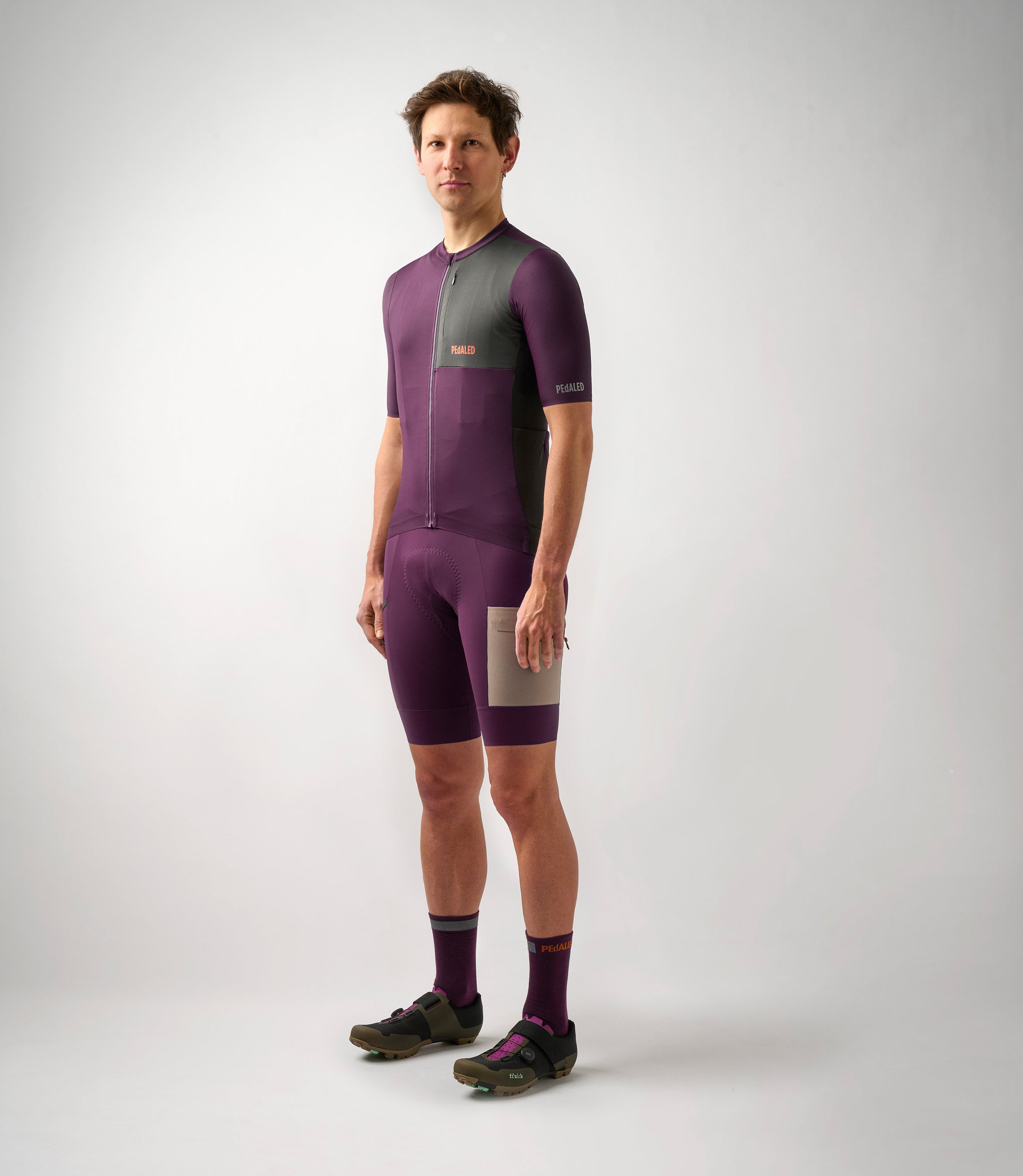 23SJSOD10PE_3_men cycling cargo jersey purple odyssey total body front pedaled