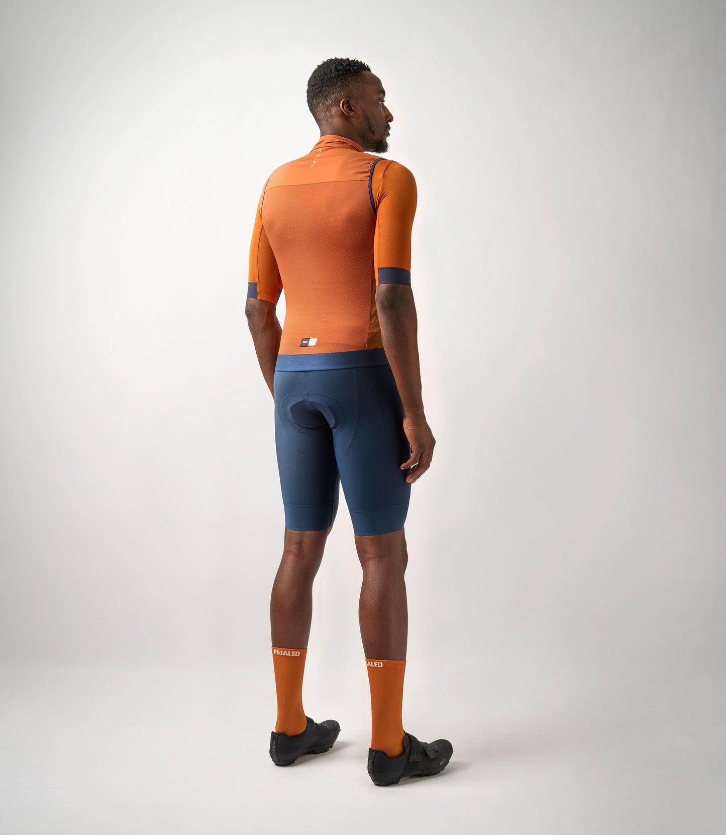 23SVEES0HPE_4_men cycling windproof vest orange essential total body back pedaled