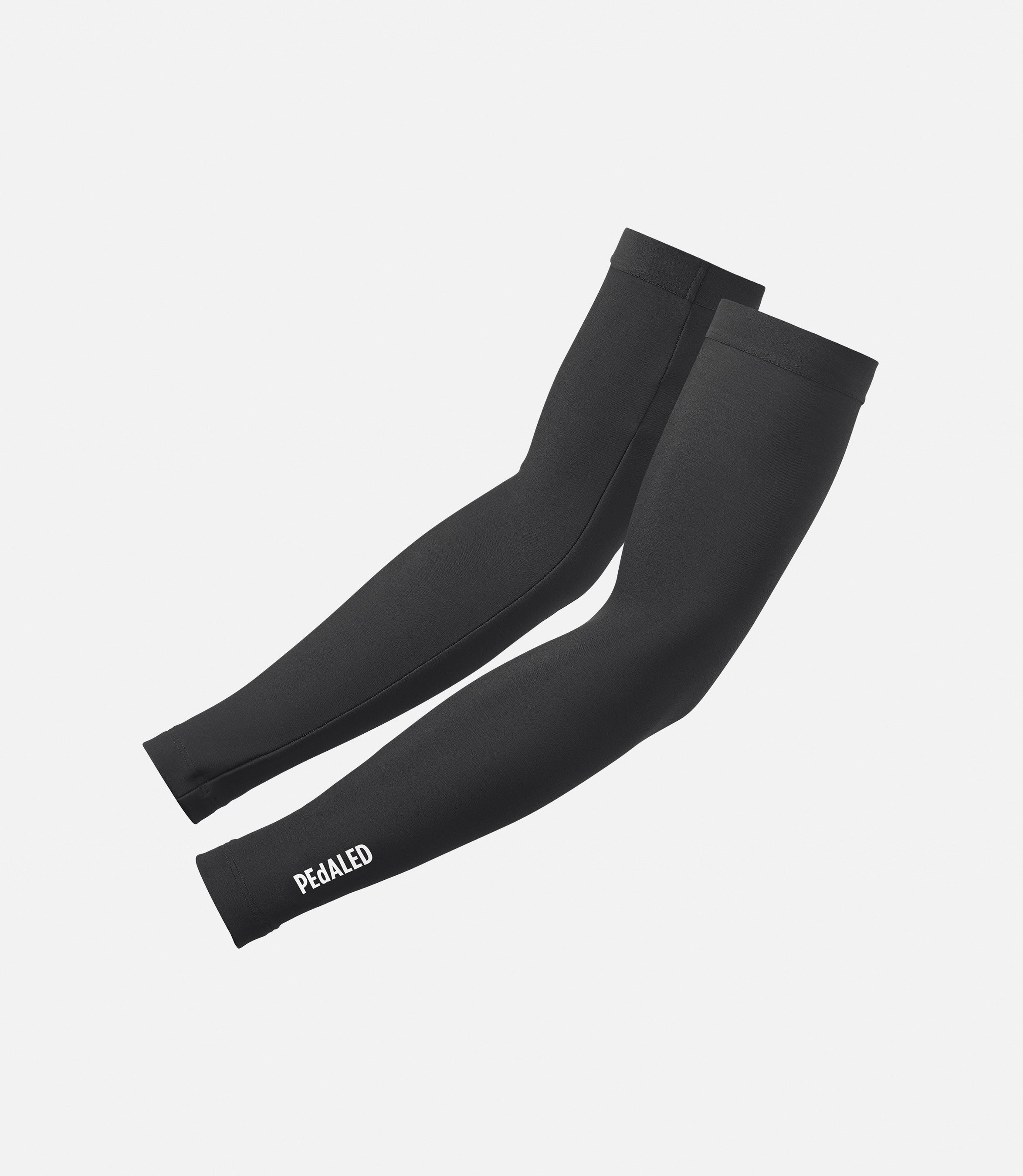 23WAWEE00PE_2_men cycling arm warmer black essential left pedaled