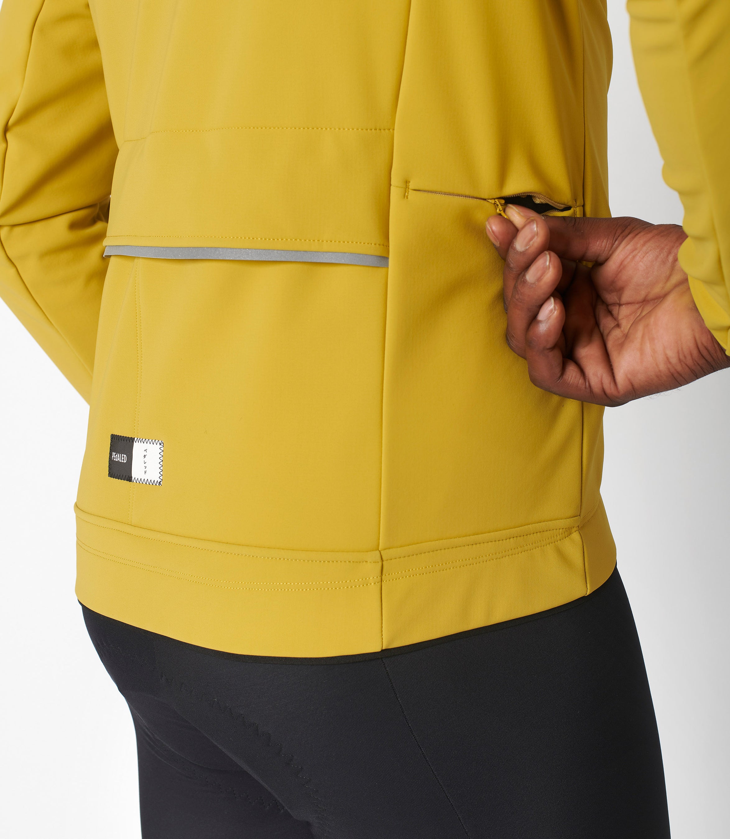 23WJKEW41PE_5_men cycling jacket thermo yellow essential side pocket pedaled