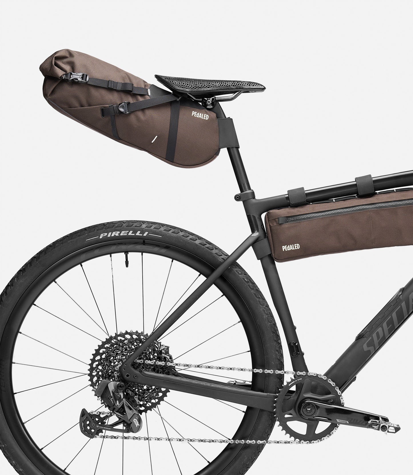 244SBOD14PE_4_bikepacking saddle cluster bag brown bike detail pedaled