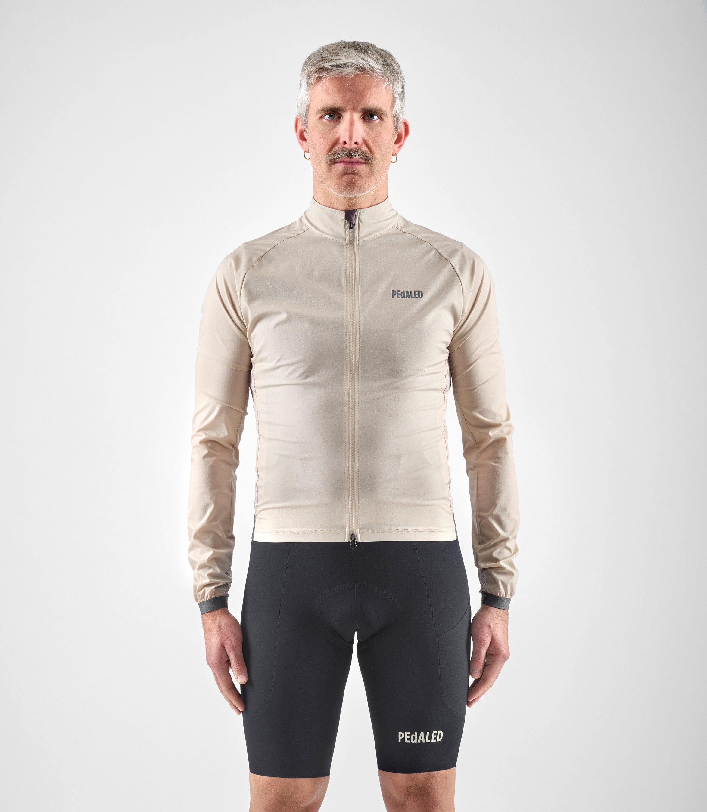 24SJKEL04PE_3_men cycling windproof jacket beige element total body front pedaled