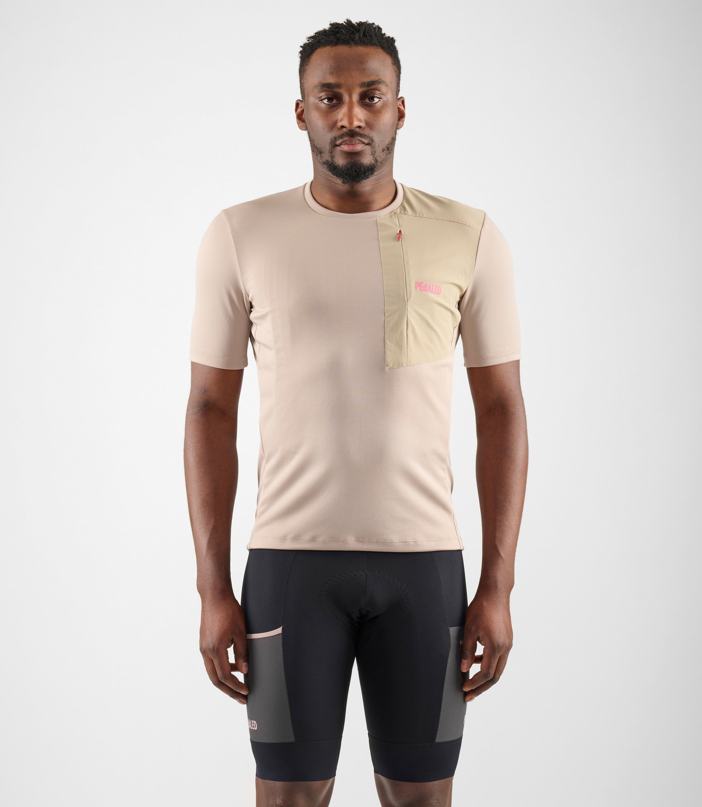 24SMTOD04PE_3_men cycling merino tee beige odyssey total body front pedaled