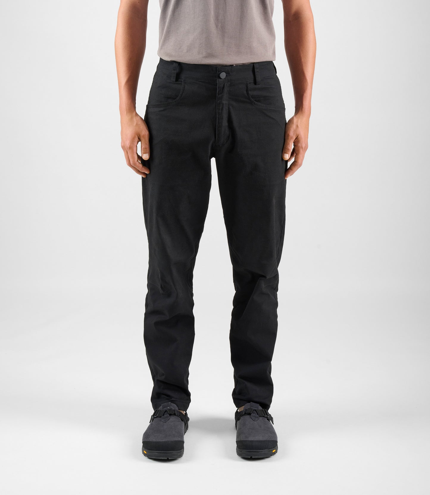 24SPALI00PE_5_urban pants black lifewear front pedaled