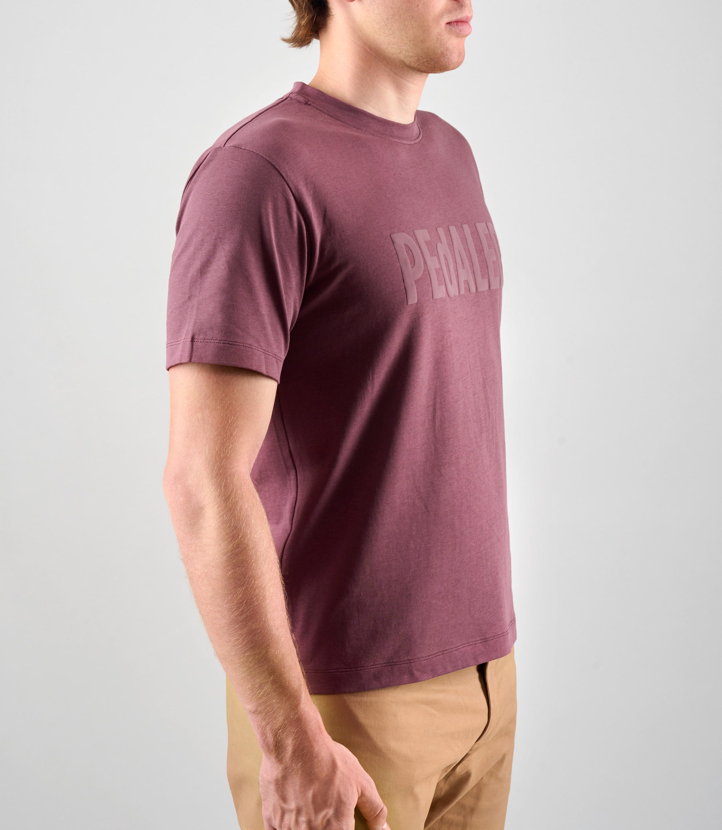 24STSLO26PE_7_cotton tshirt burgundy logo side studio pedaled