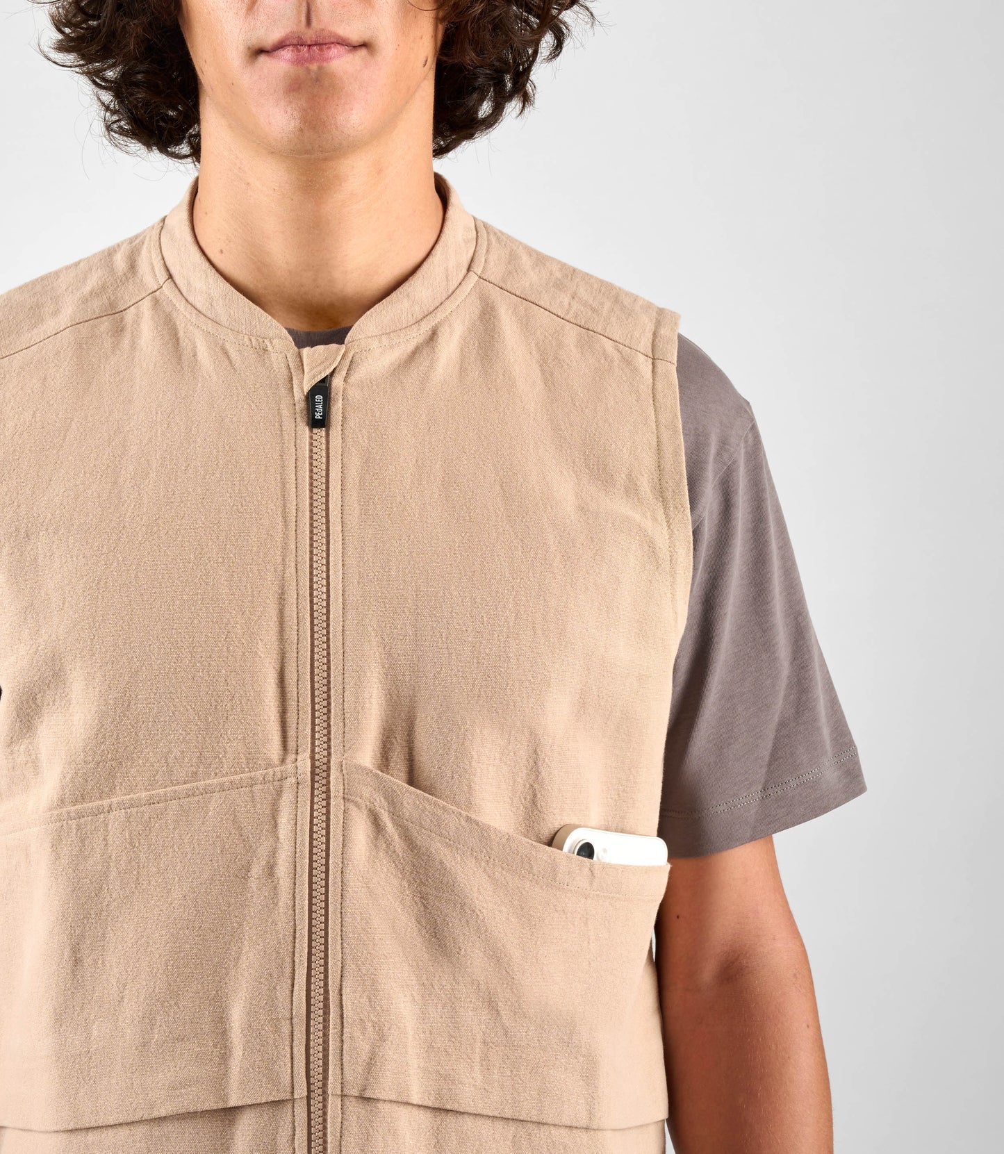 24SVELI04PE_11_urban vest beige lifewear front closed phone pedaled