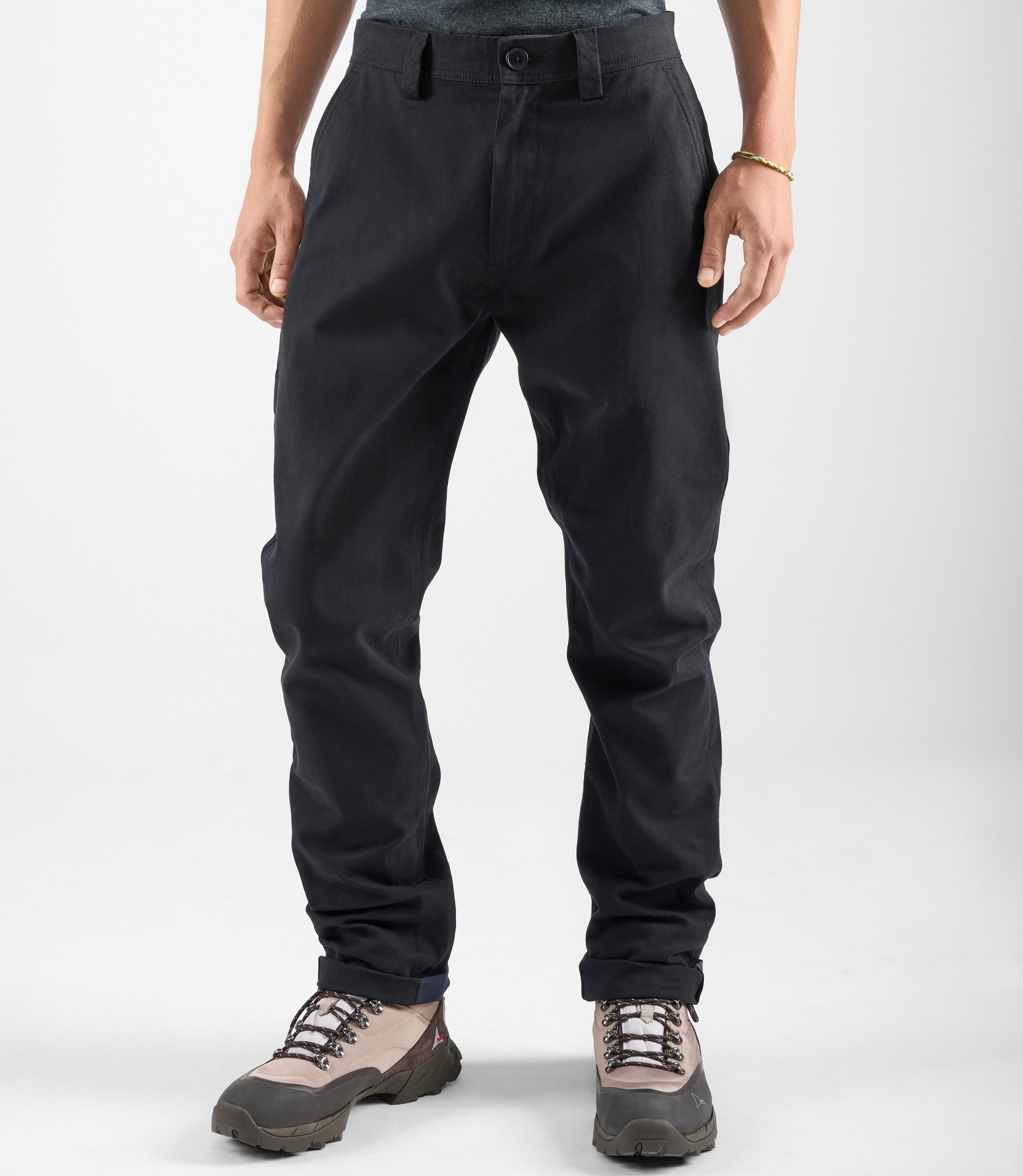 24WCCUR00PE_8_men cycling chino black urban front full pedaled