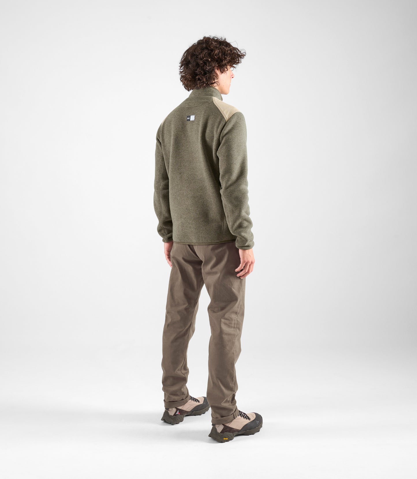 24WCCUR11PE_5_men cycling chino green urban winter total body back pedaled