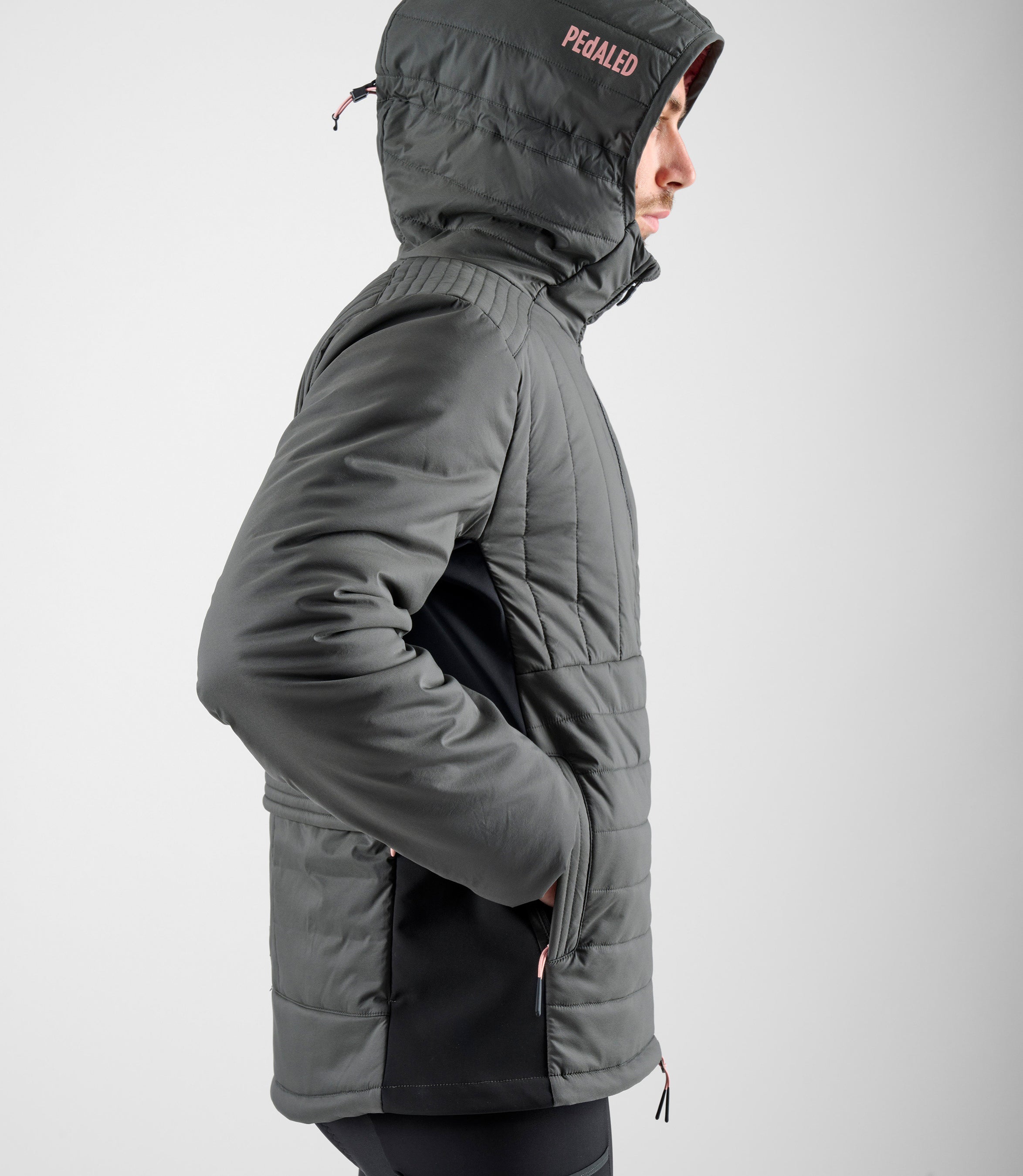 24WHJOD00PE_7_men cycling insulated hooded jacket black side pedaled