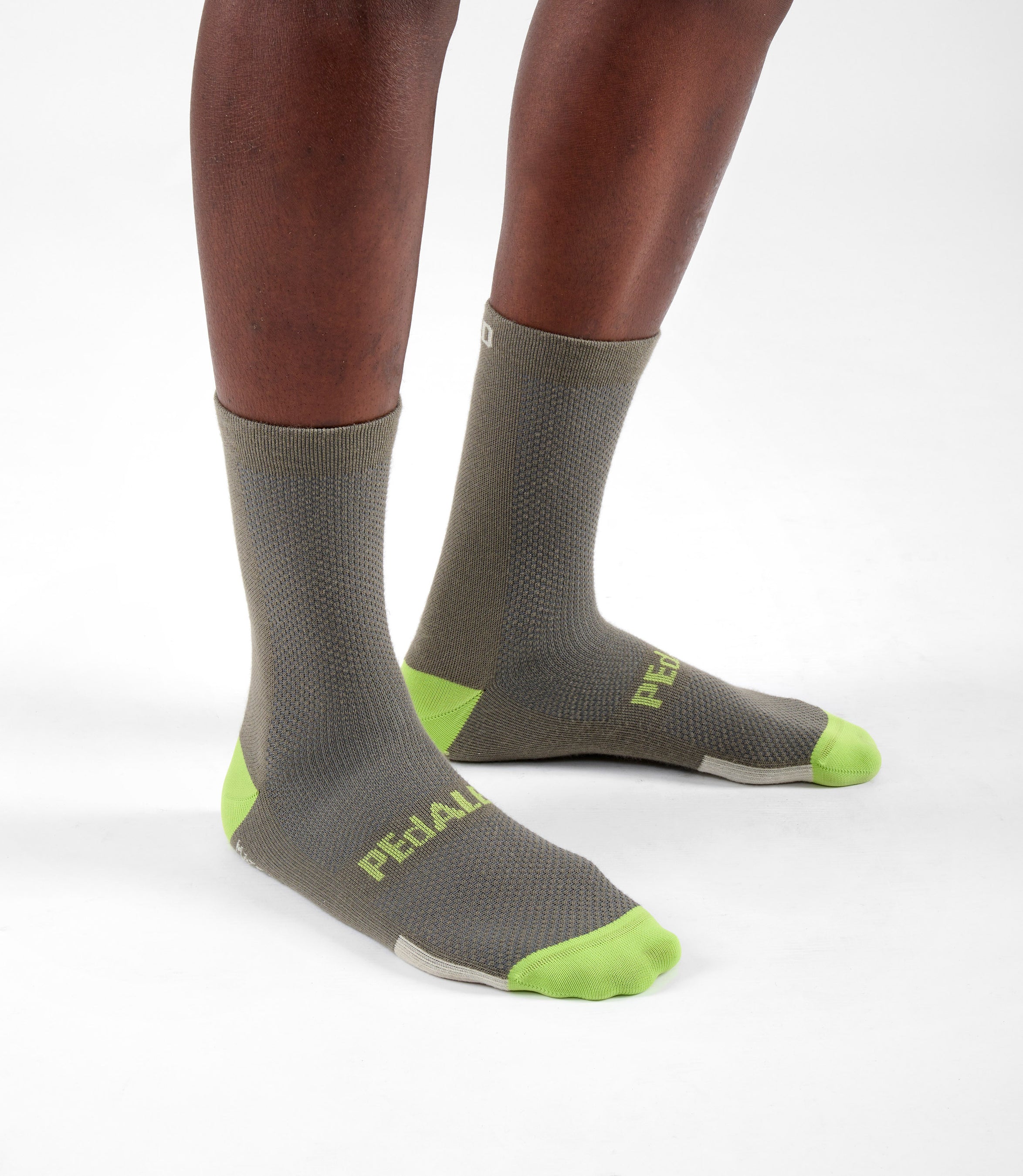 24WSSEL02PE_3_cycling socks grey element front shooting pedaled