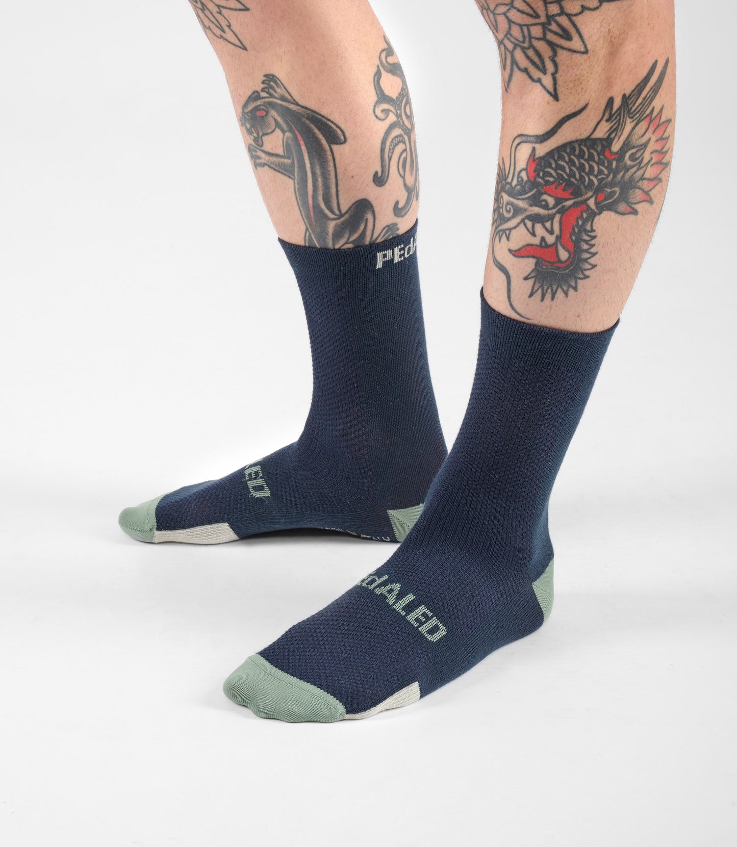 24WSSEL05PE_3_cycling socks navy element front shooting pedaled