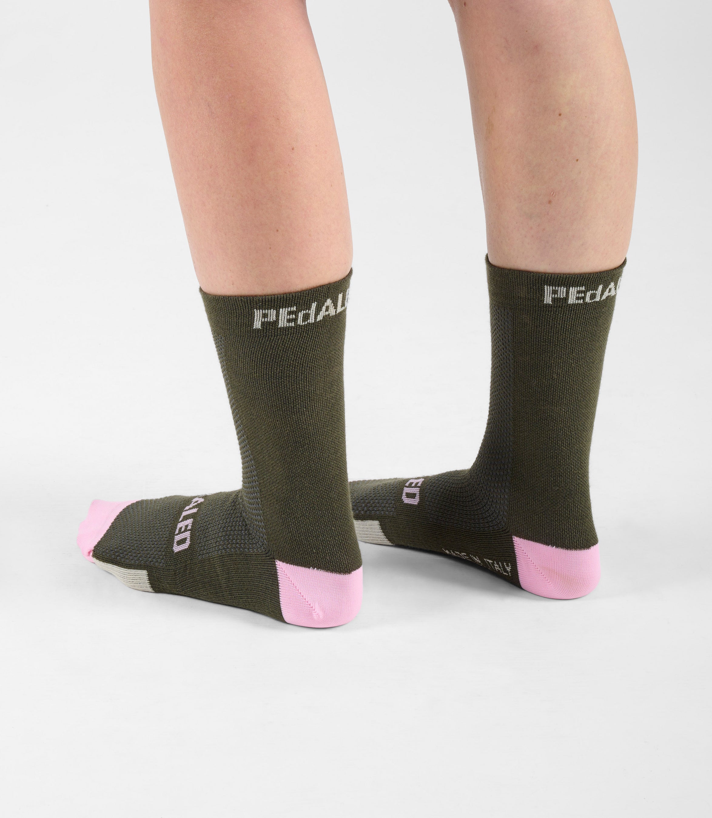 24WSSEL11PE_4_cycling socks green element back shooting pedaled
