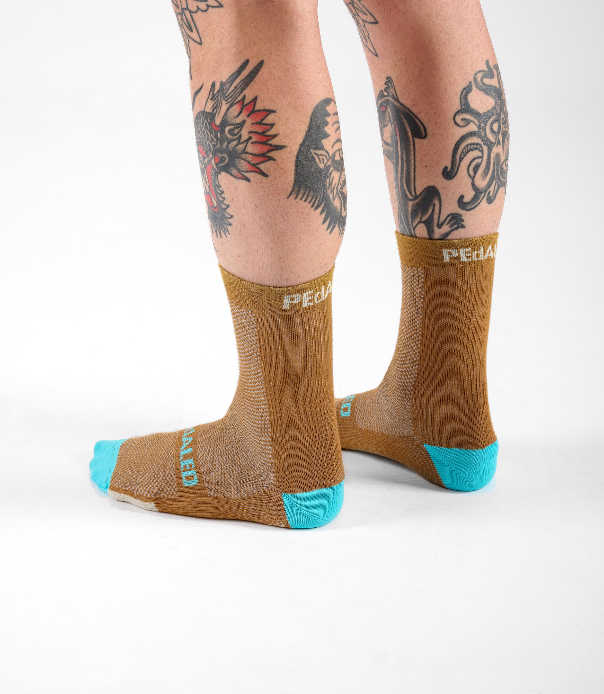 24WSSEL14PE_4_cycling socks brown element back shooting pedaled