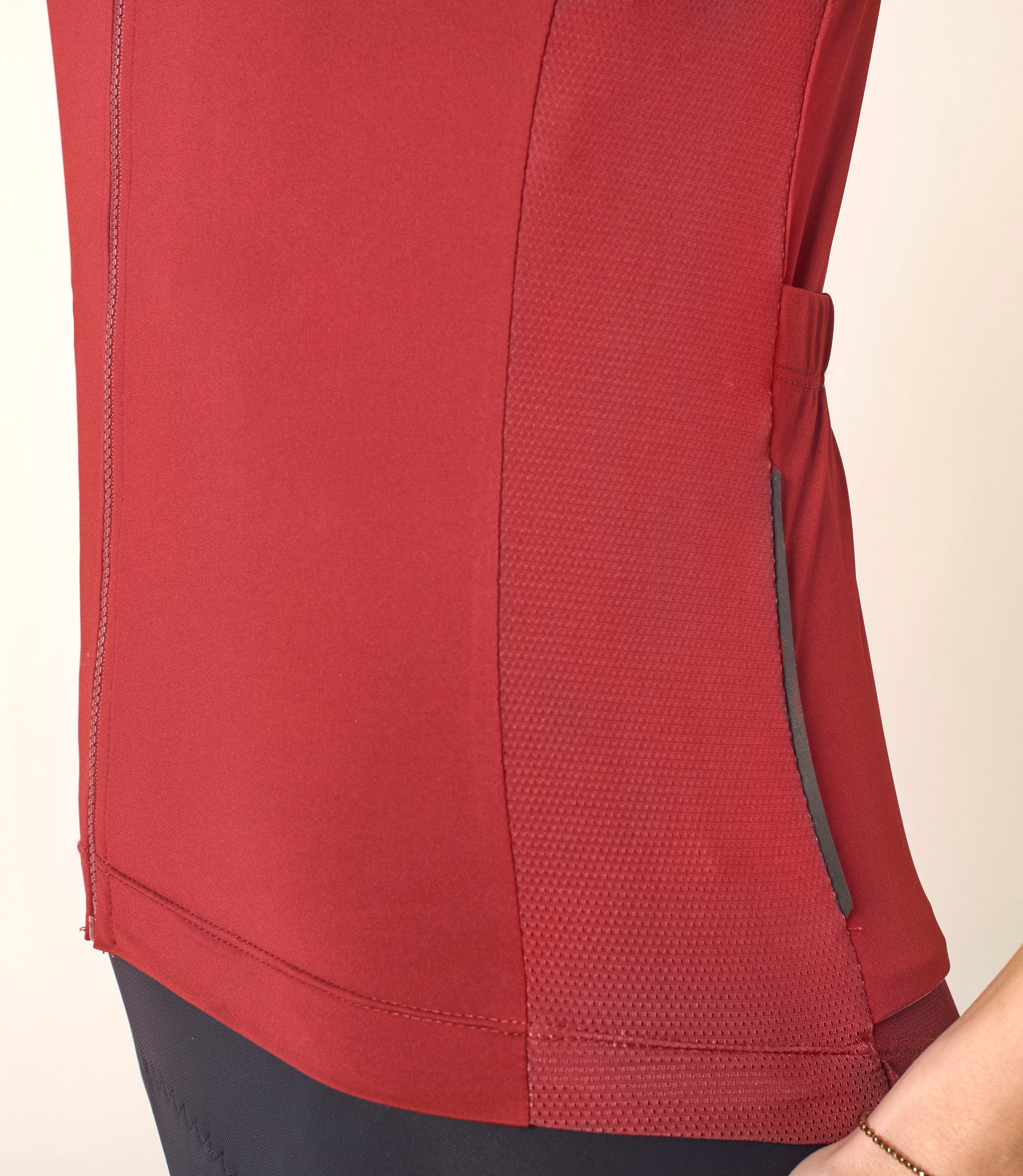 W2SJSMI67PE_9_cycling woman jersey red mirai side detail pedaled