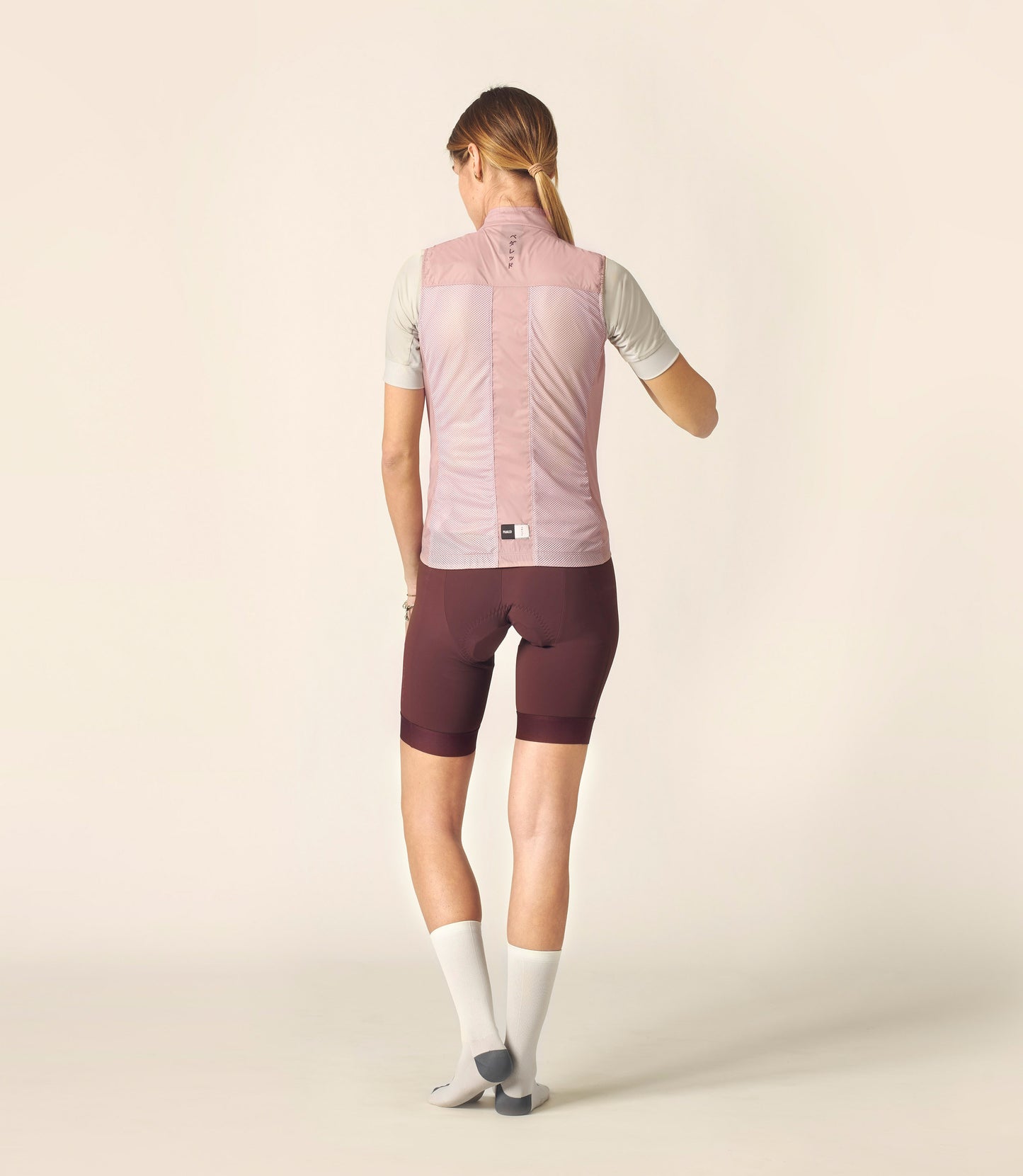 W2SVEMI66PE_3_women cycling windproof vest pink mirai total body back pedaled 1