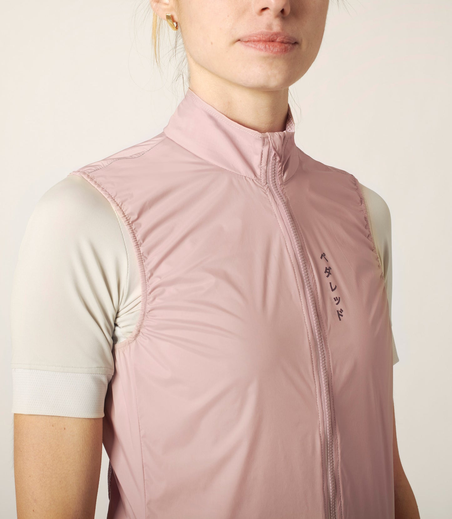 W2SVEMI66PE_4_cycling women windproof vest pink mirai front pedaled