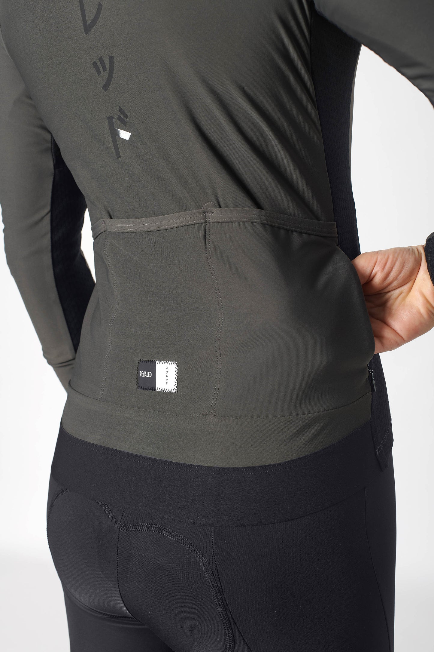 W2WJSMI23PE_6_women cycling jersey long sleeve grey mirai back pocket pedaled