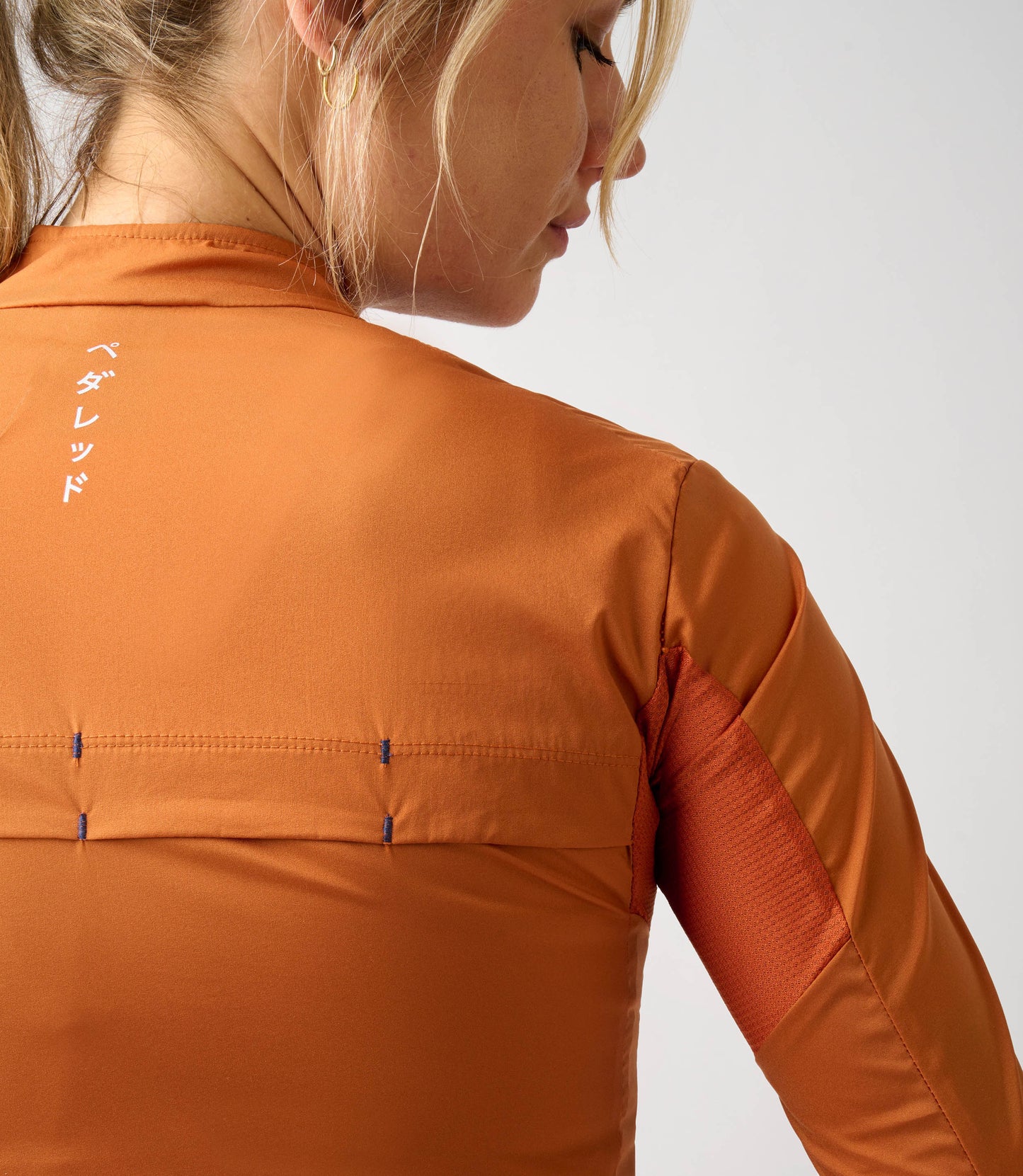 W3SJKES0HPE_8_windproof jacket women cycling orange essential back pedaled