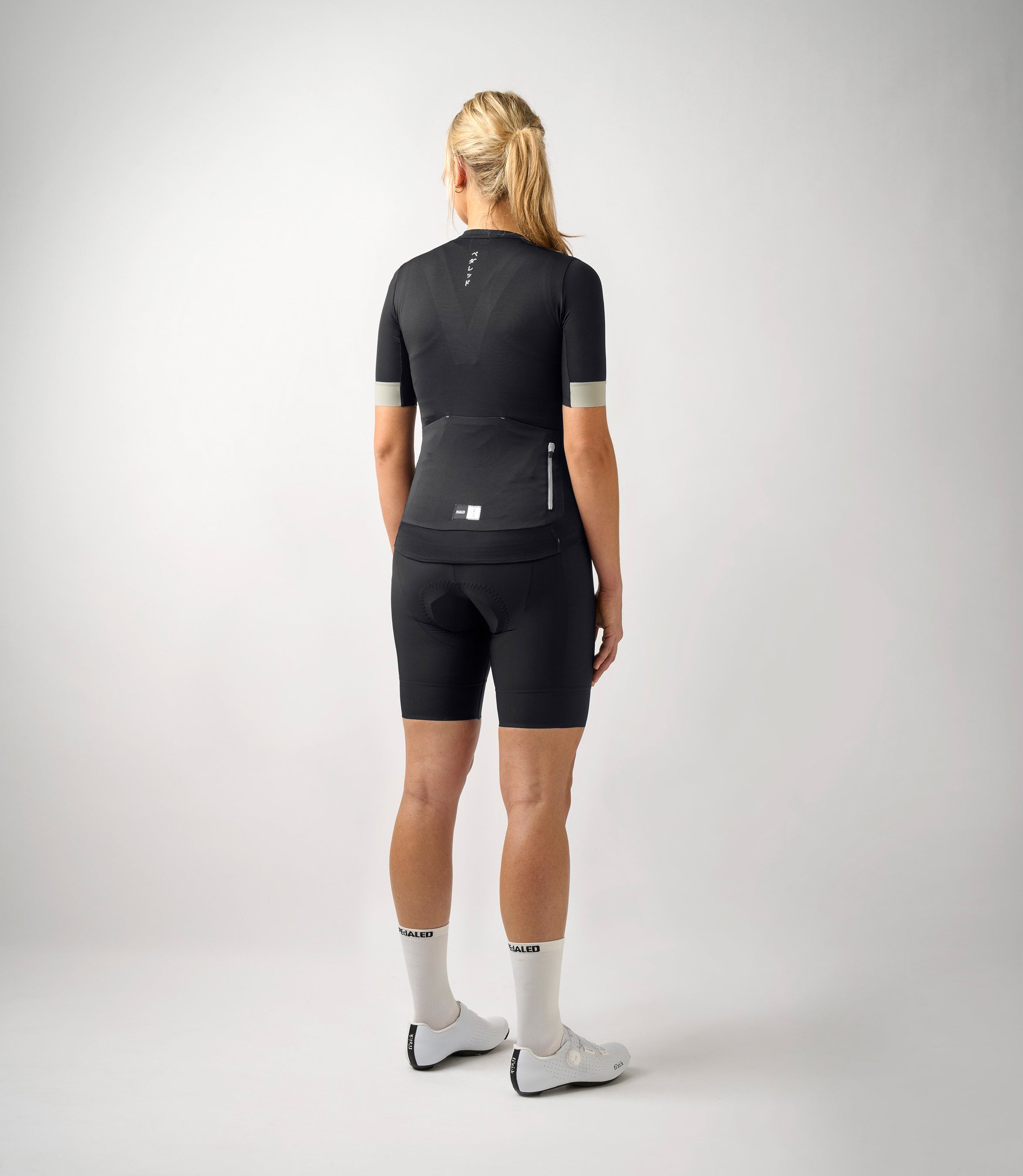 W3SJSES00PE_4_women cycling jersey essential black total body back pedaled