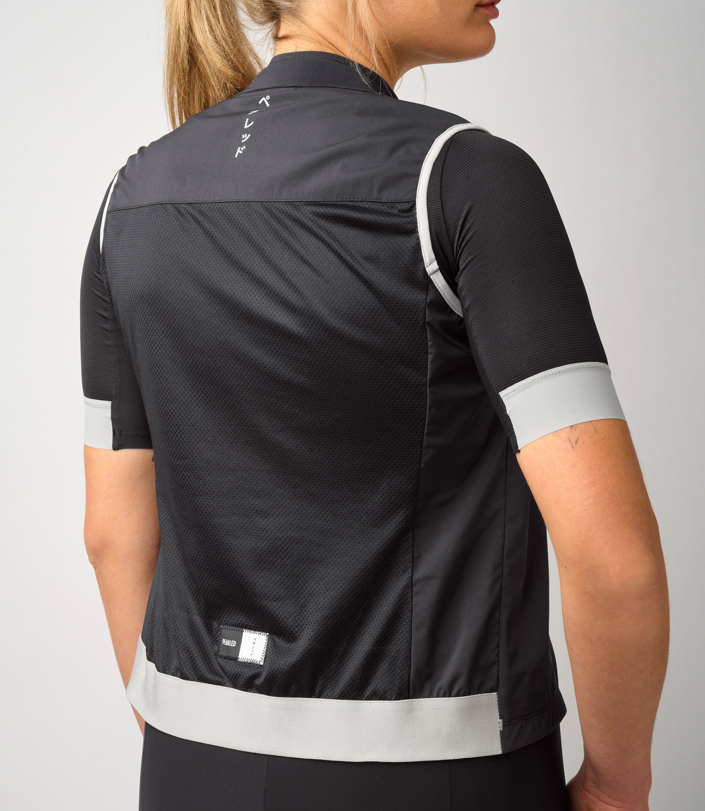 W3SVEES00PE_7_windproof vest women cycling black essential back pedaled