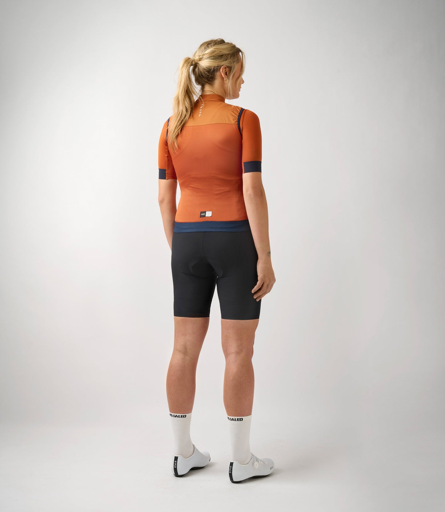 W3SVEES0HPE_4_women cycling windproof vest orange essential total body back pedaled