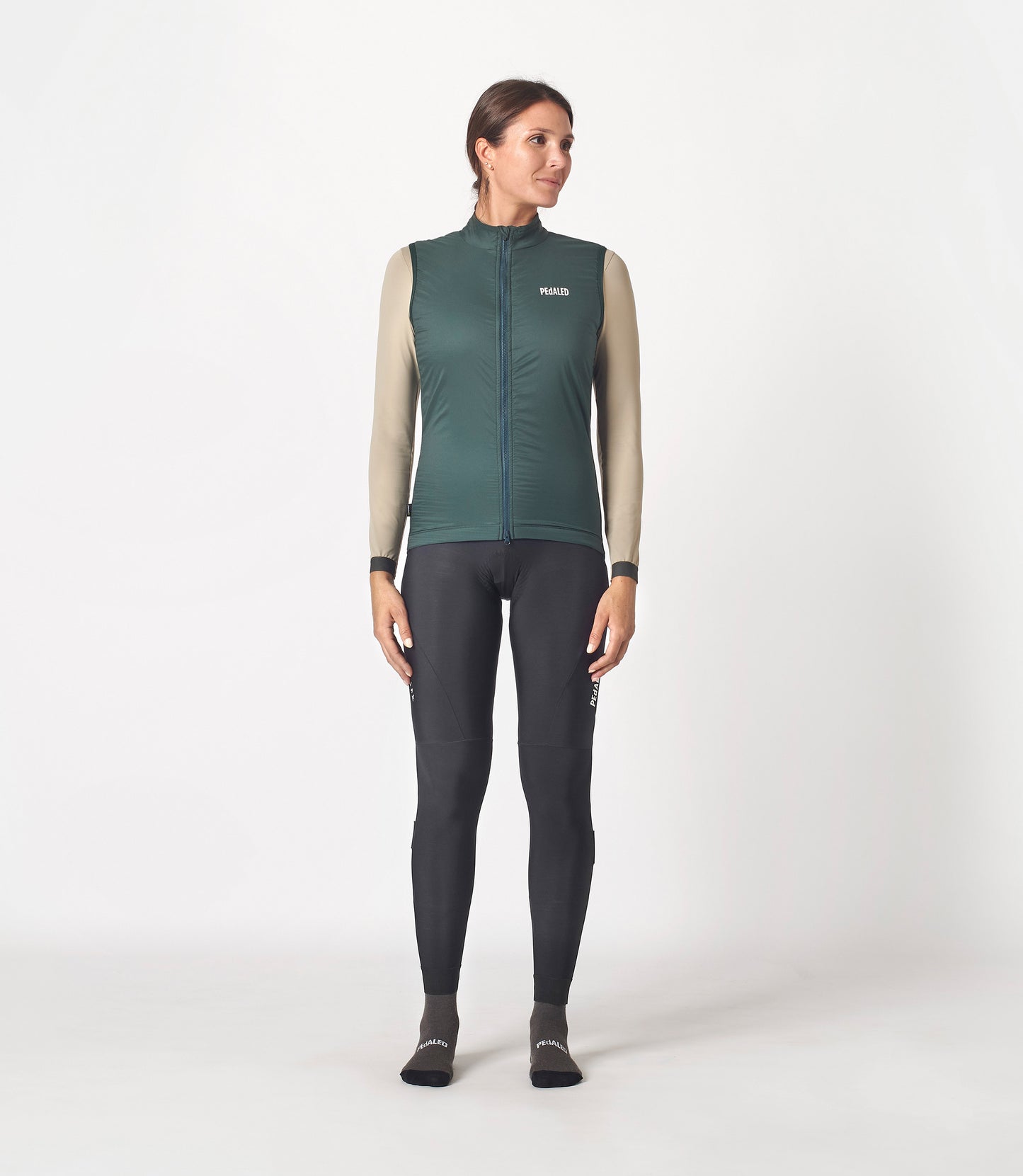 W3WAVEE78PE_3_women cycling insulated vest green essential total body front pedaled