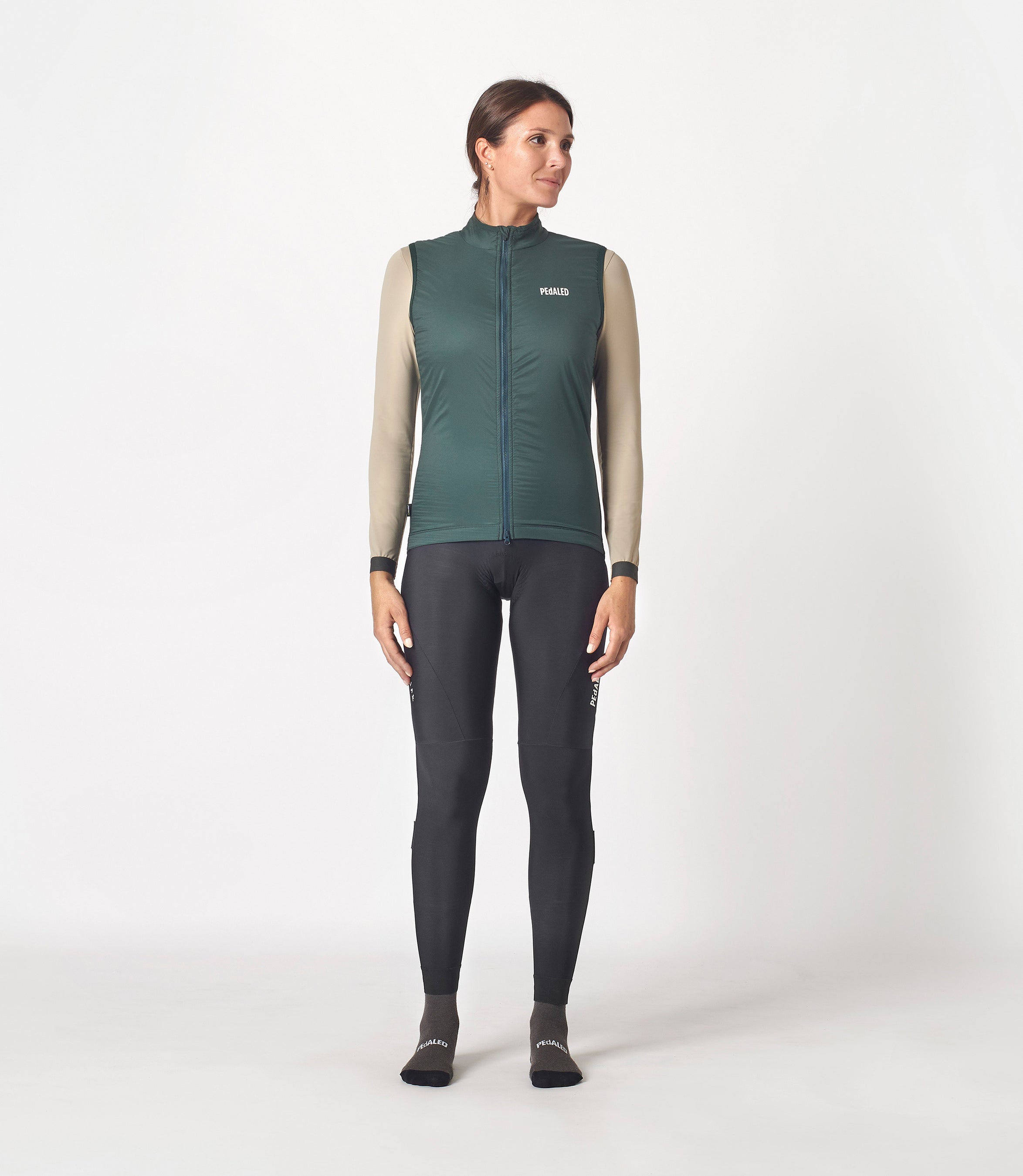 W3WAVEE78PE_3_women cycling insulated vest green essential total body front pedaled