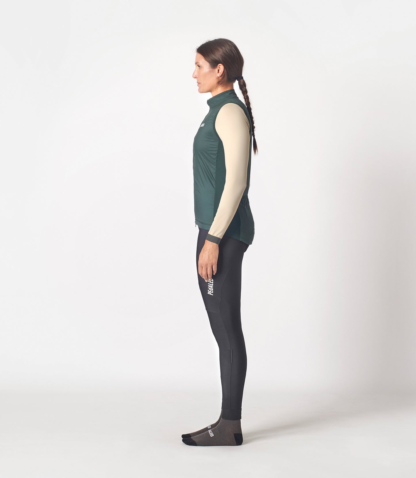 W3WAVEE78PE_5_women cycling insulated vest green essential total body side pedaled