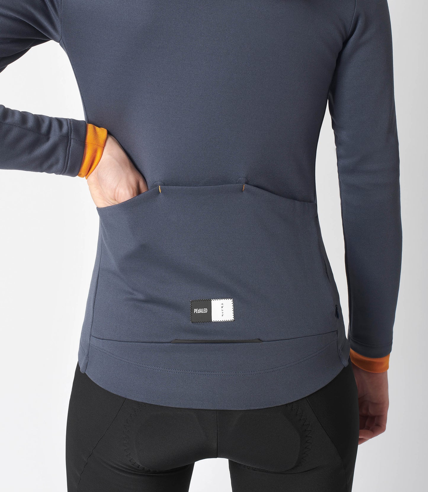 W3WMJEM0CPE_6_women cycling jersey merino long sleeve navy essential back pocket pedaled