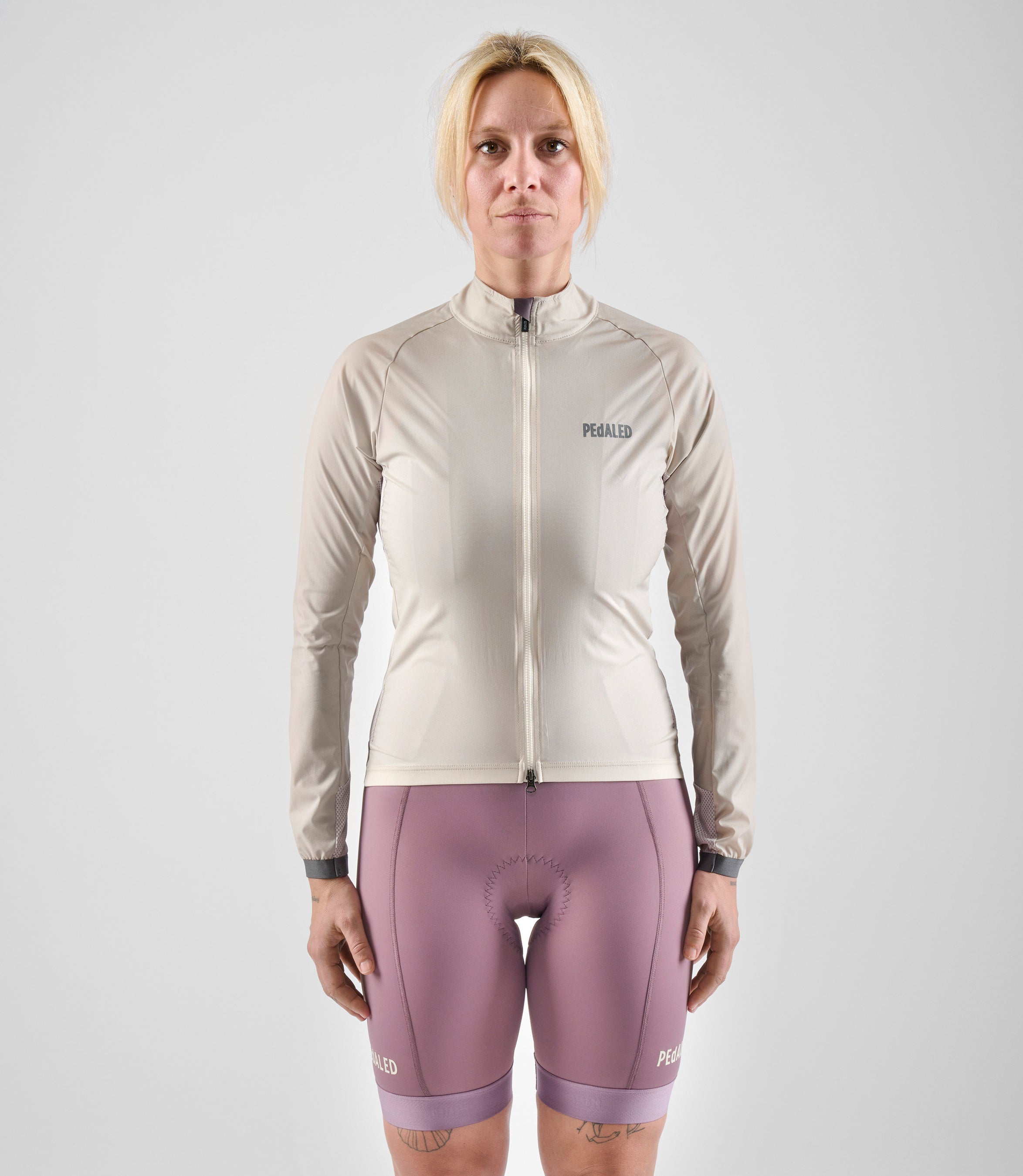 W4SJKEL04PE_3_women cycling windproof jacket beige element total body front pedaled