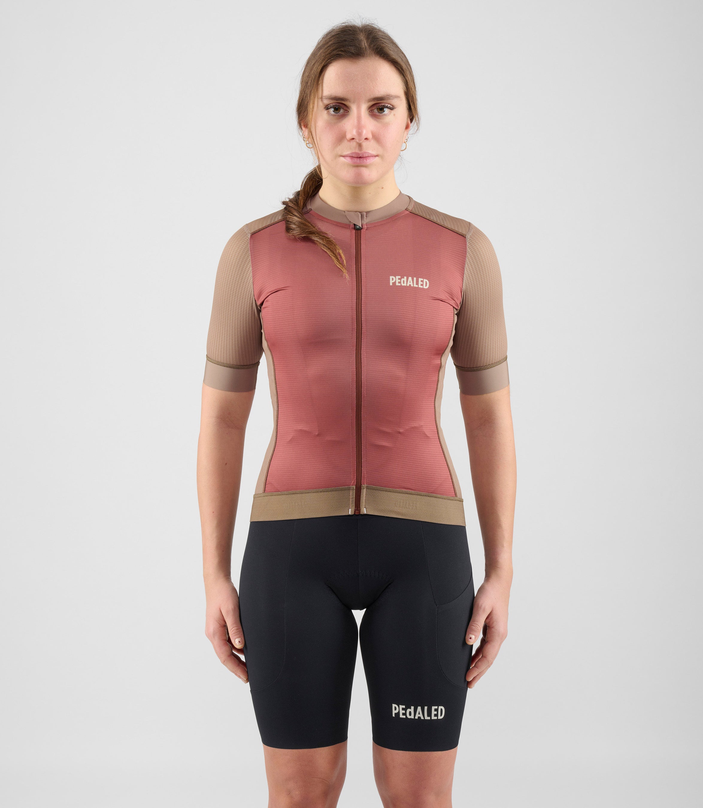 W4SJSEL14PE_3_women cycling jersey element brown total body front pedaled