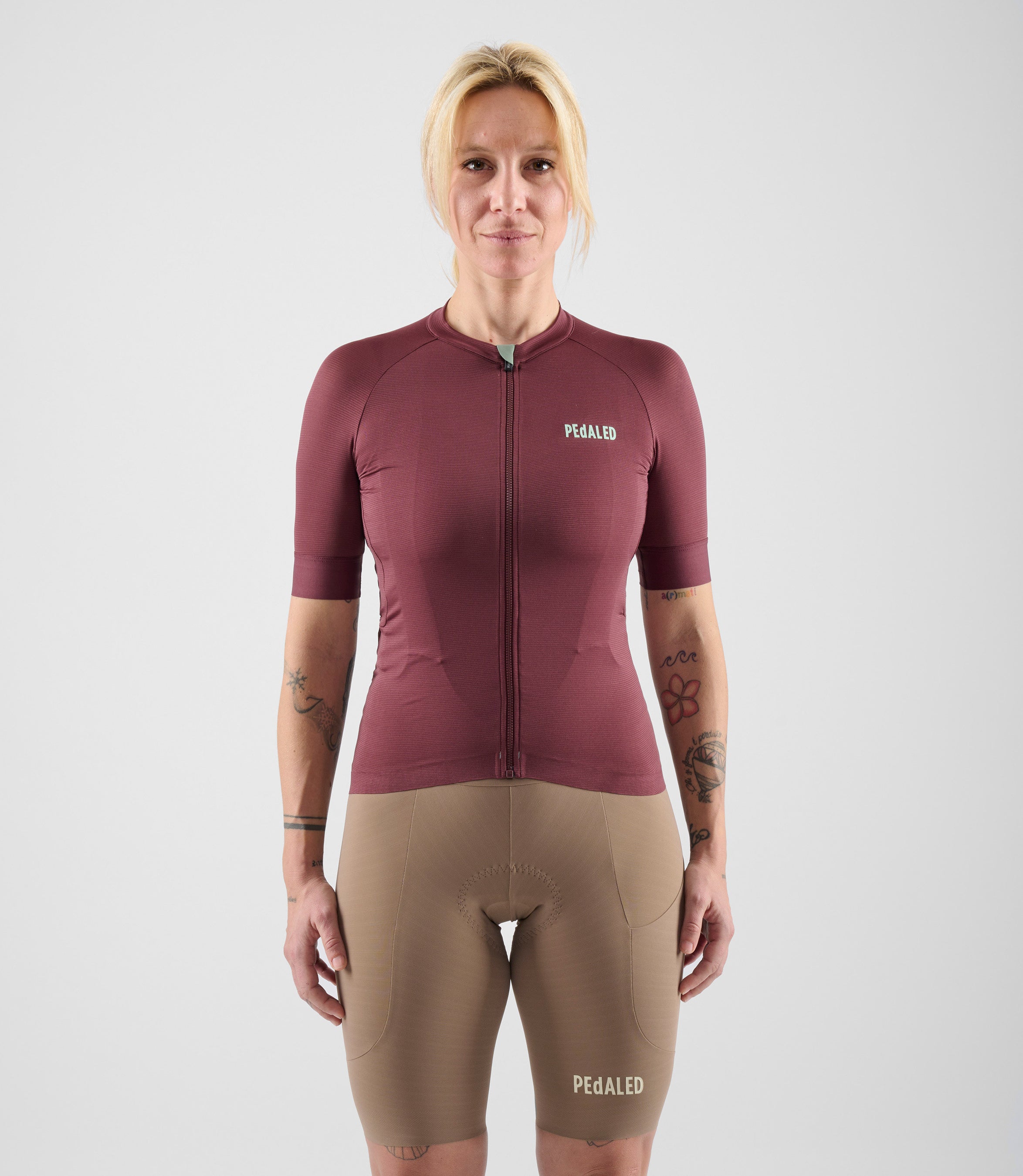 W4SLJEL26PE_3_women cycling lightweight jersey element dark red total body front pedaled