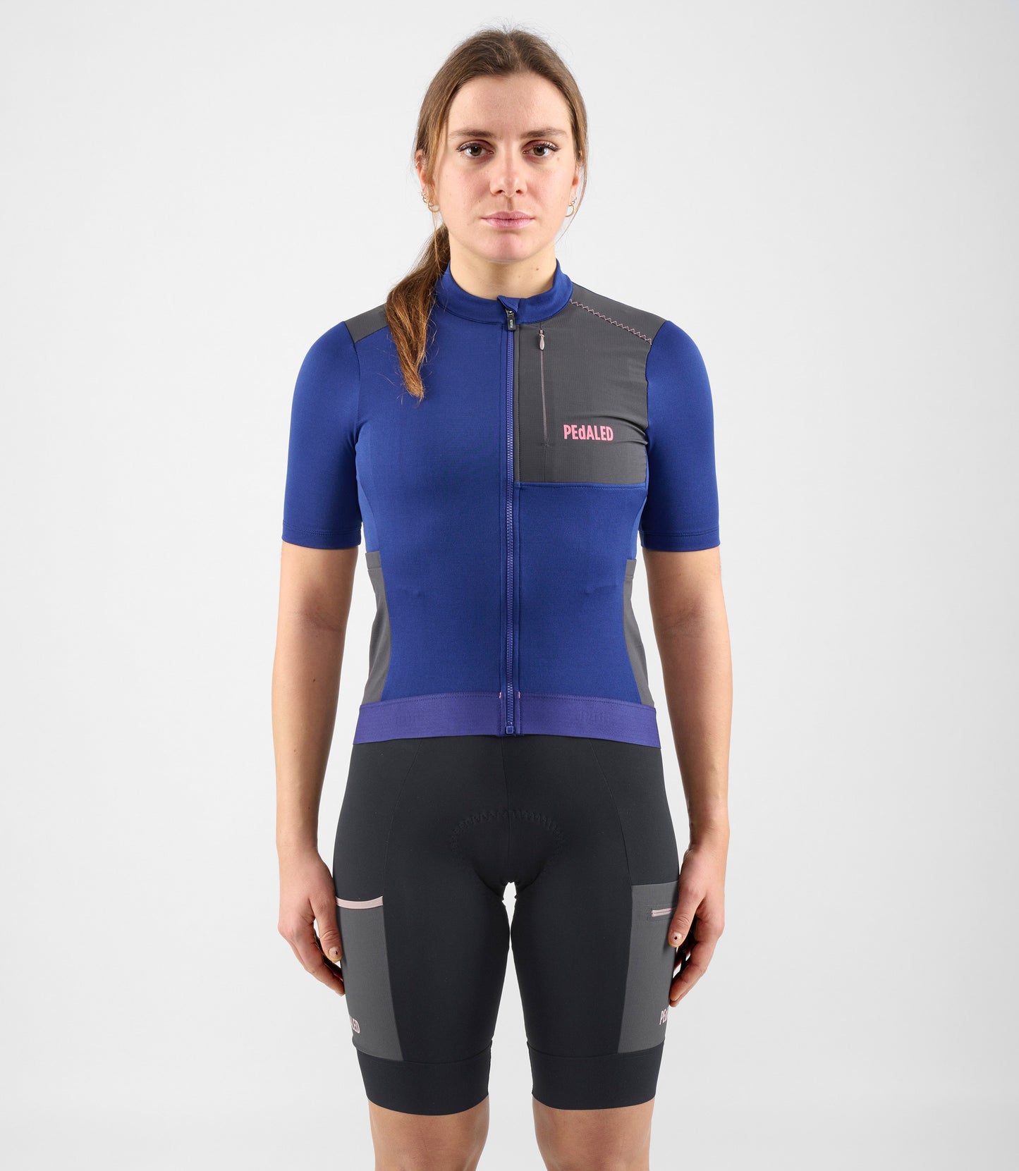 W4SMJOD07PE_3_women cycling merino jersey blue odyssey total body front pedaled