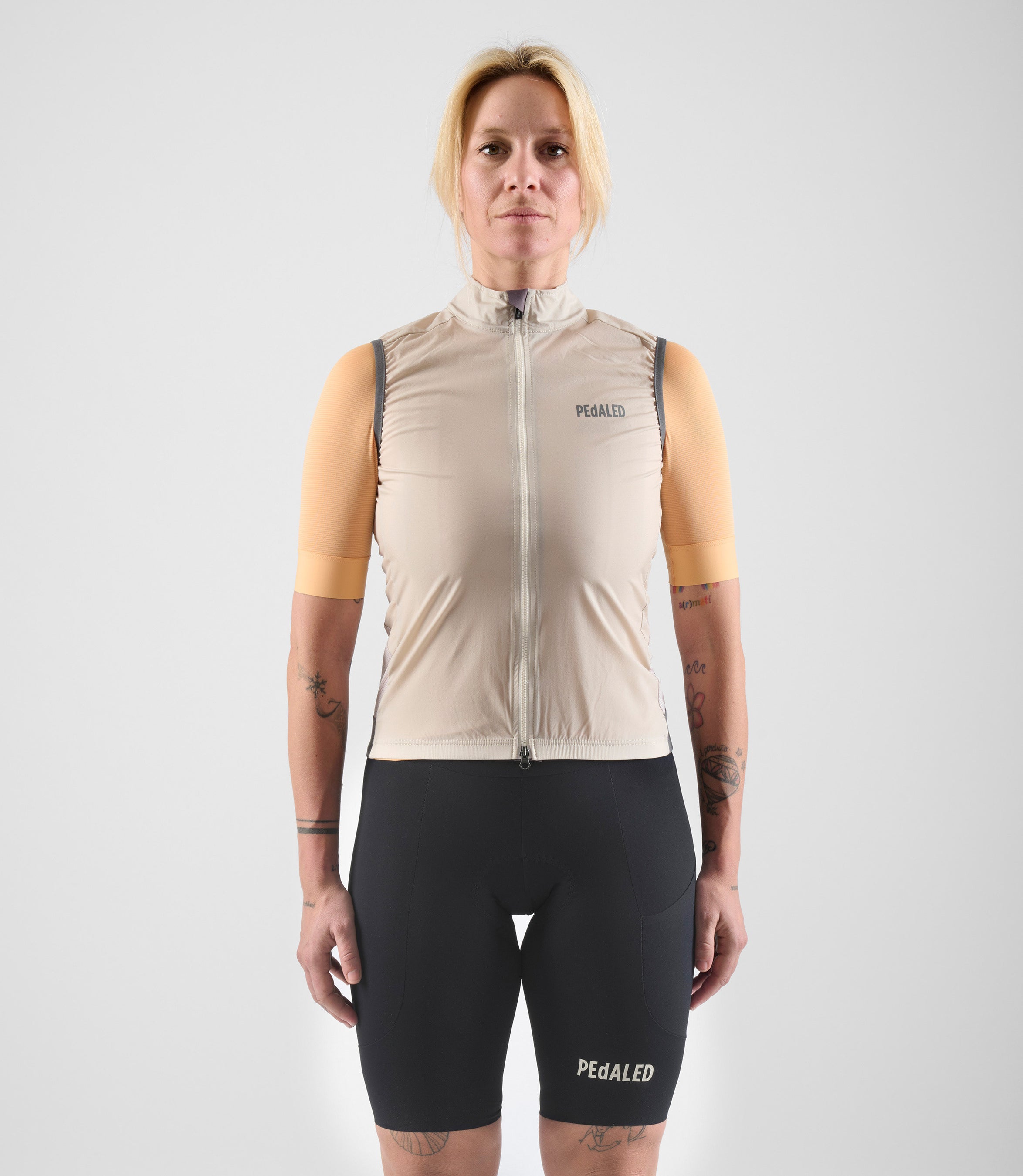 W4SVEEL04PE_3_women cycling windproof vest beige element total body front pedaled
