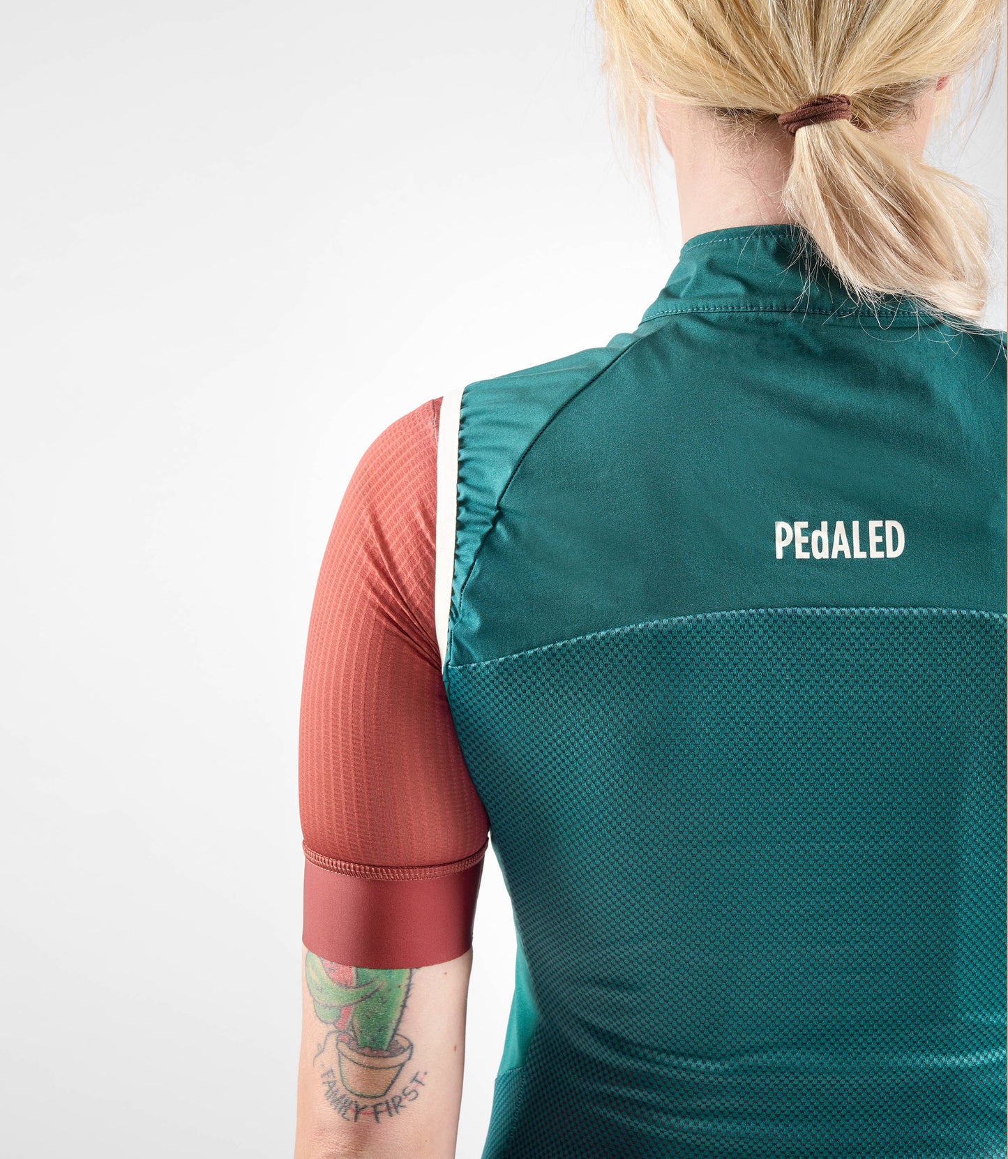 W4SVEEL18PE_7_women cycling windproof vest teal element back pedaled