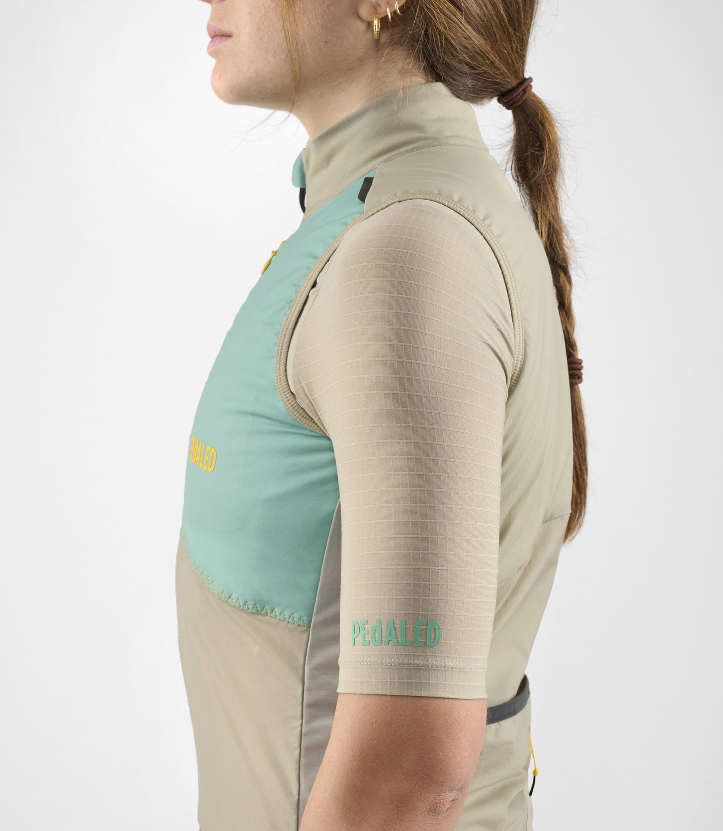 W4SVEOD37PE_9_women cycling insulated vest light green odyssey side pedaled