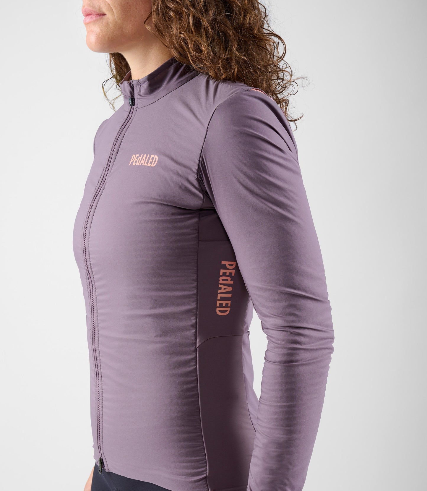 W4WAJEL0IPE_6_women cycling jacket alpha lilac element side detail pedaled